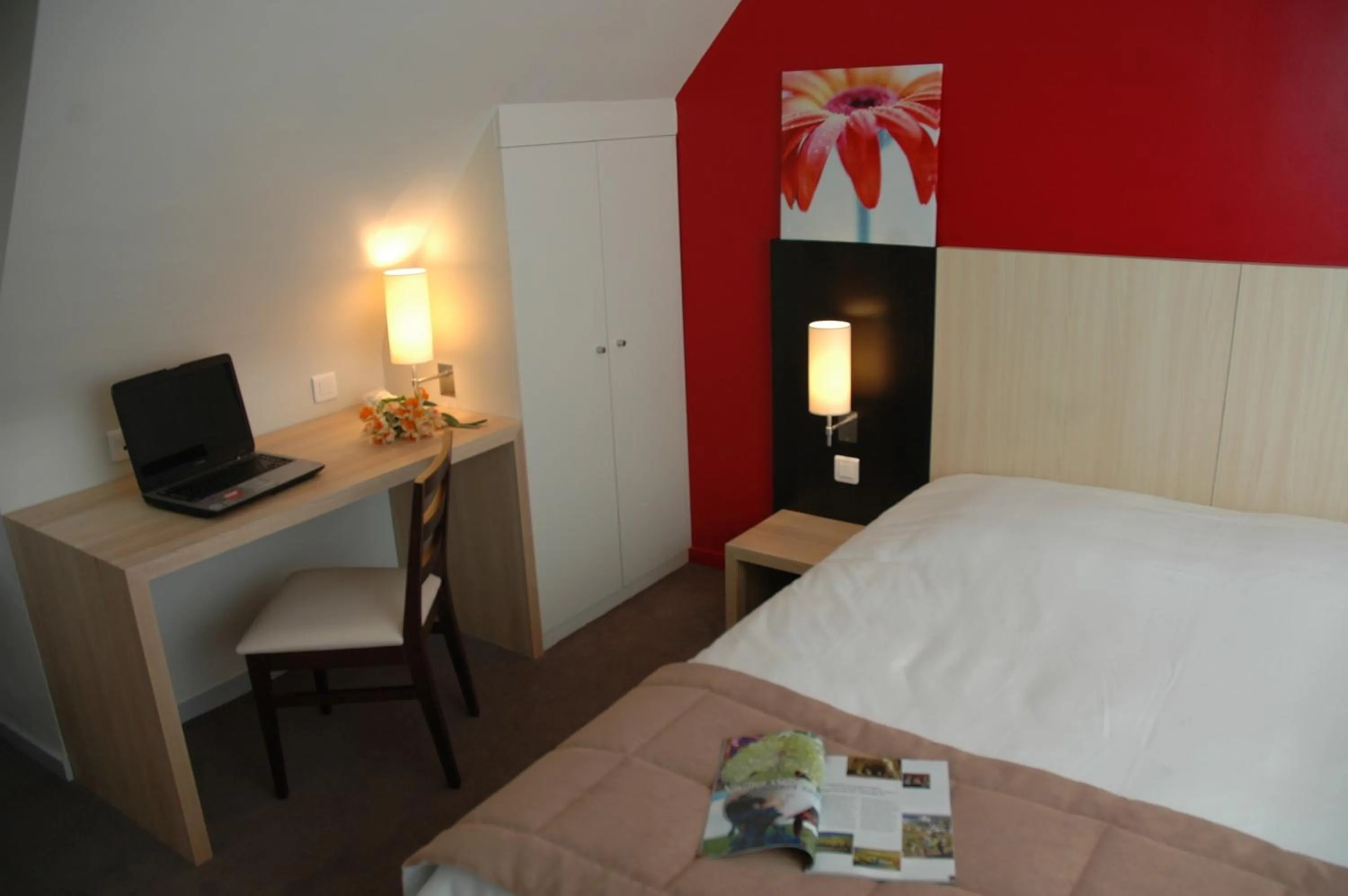 Shower, Bed in Logis Hotel La Croix Blanche Fontevraud