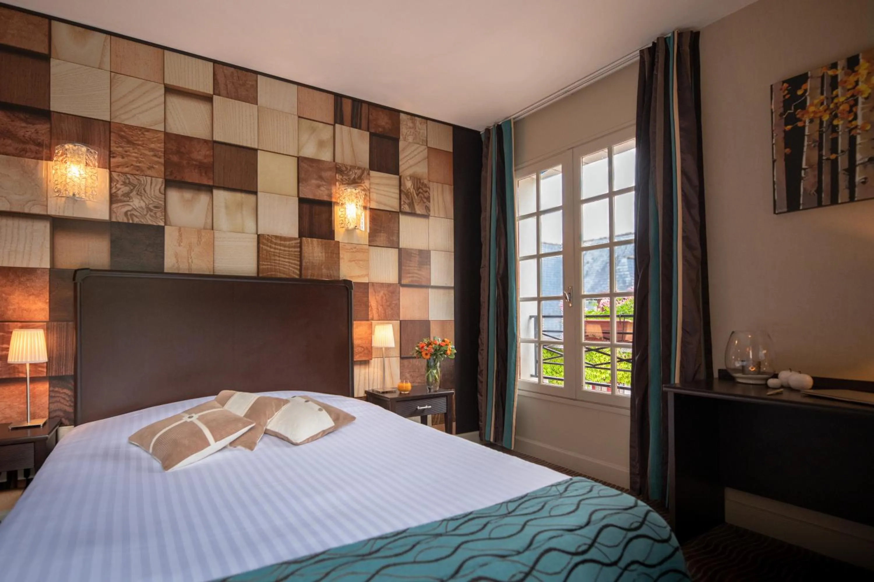 View (from property/room), Bed in Logis Hotel La Croix Blanche Fontevraud