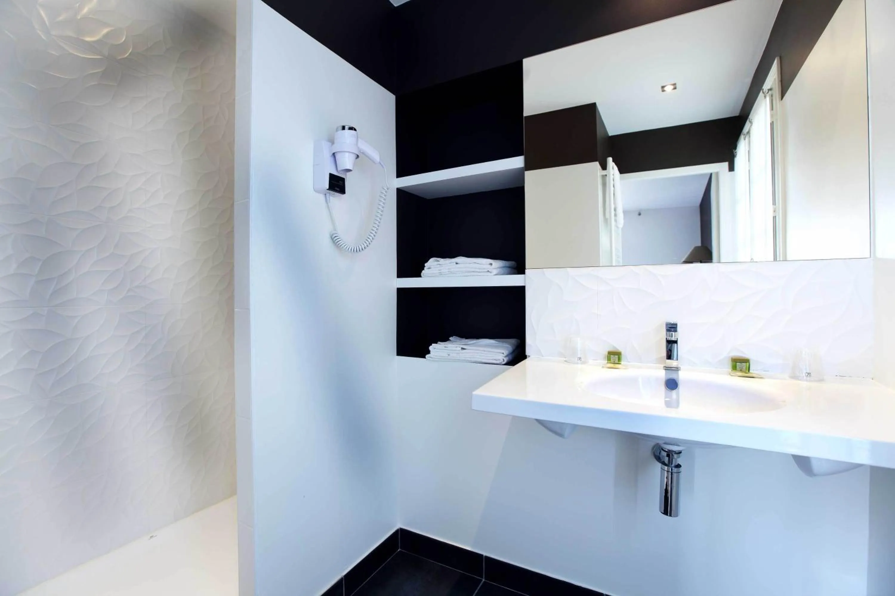 Shower in Logis Hotel La Croix Blanche Fontevraud