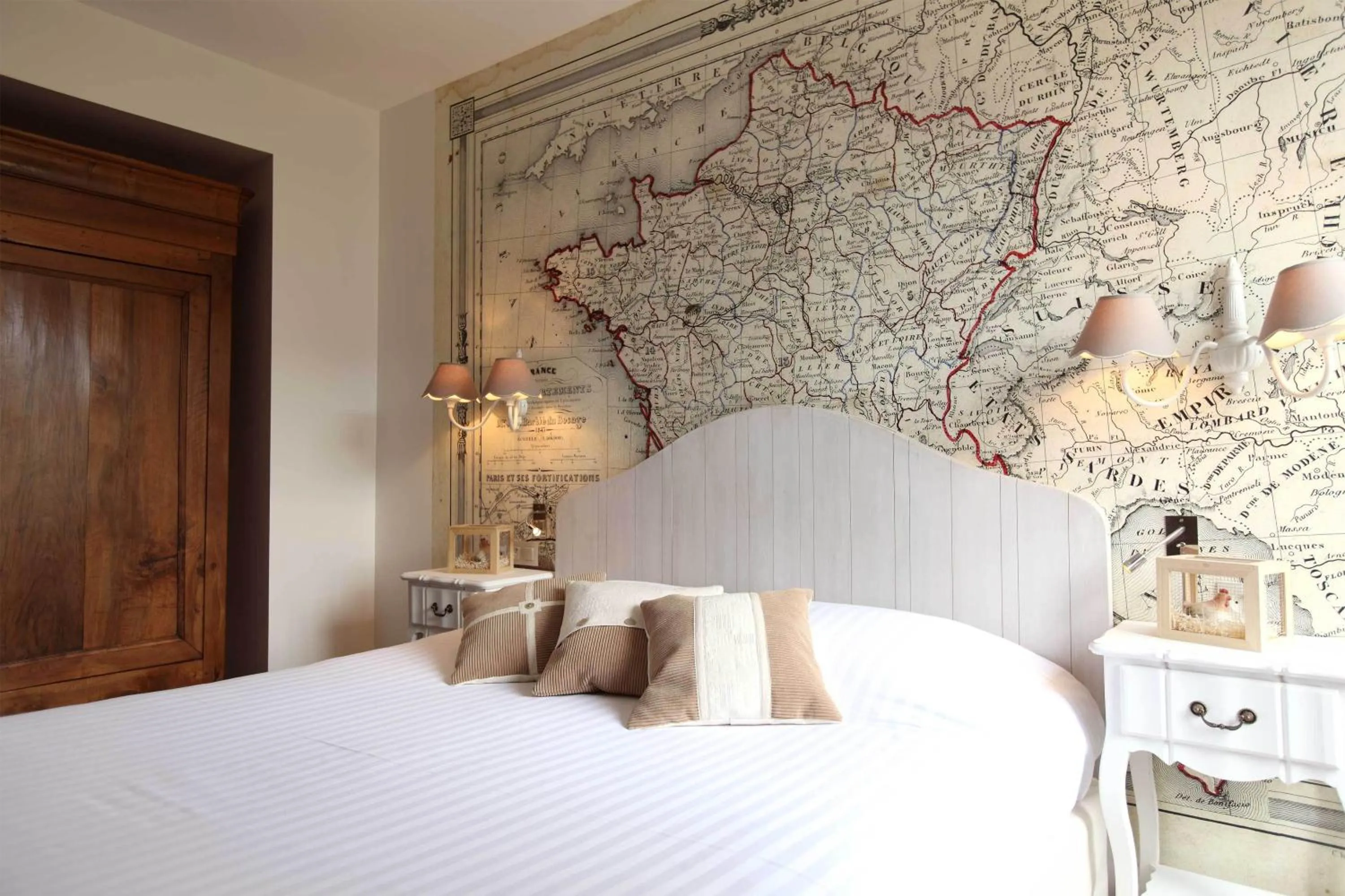 Photo of the whole room, Bed in Logis Hotel La Croix Blanche Fontevraud