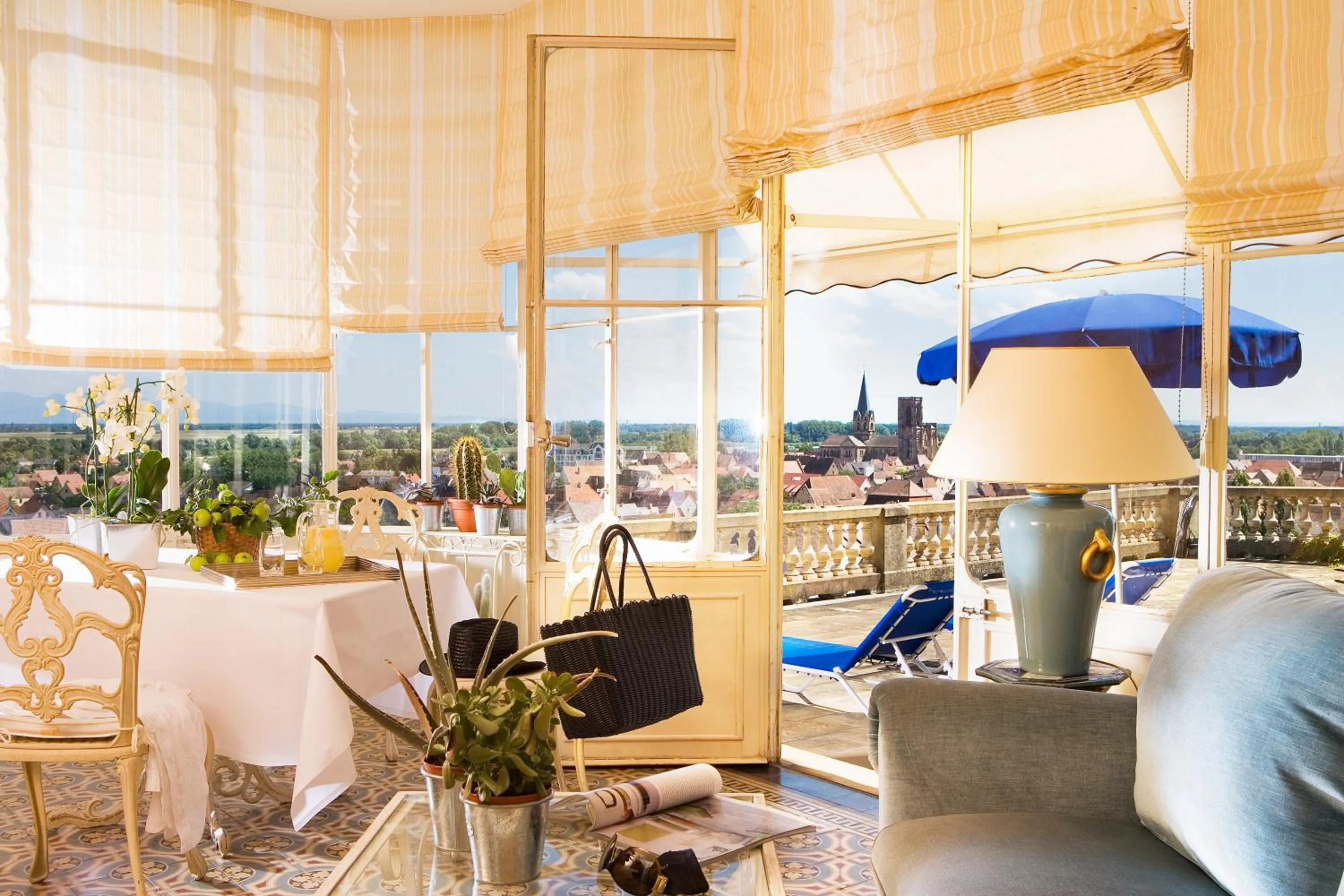 Lounge or bar in Château d'Isenbourg & SPA