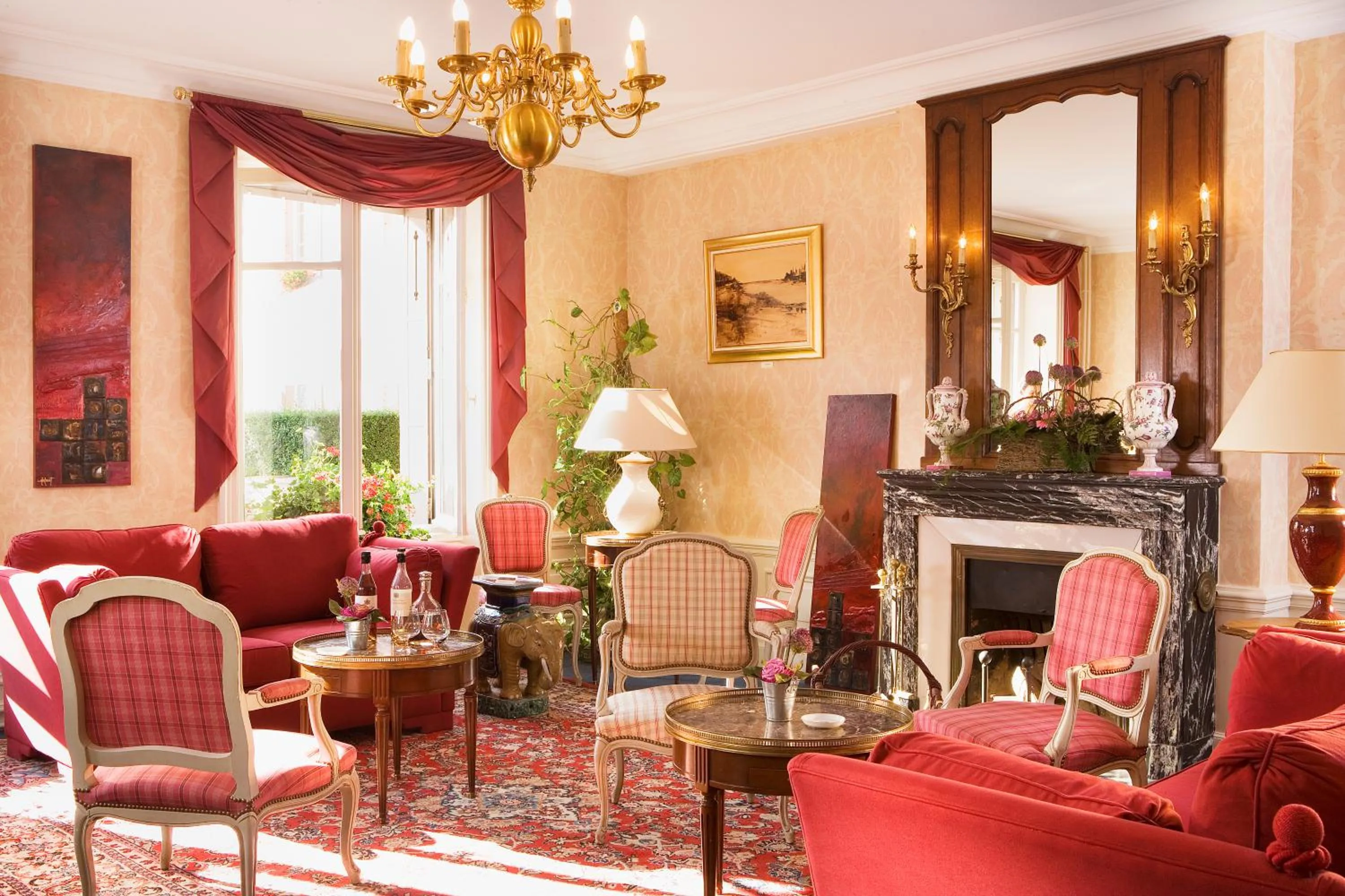 Lounge or bar in Château d'Isenbourg & SPA