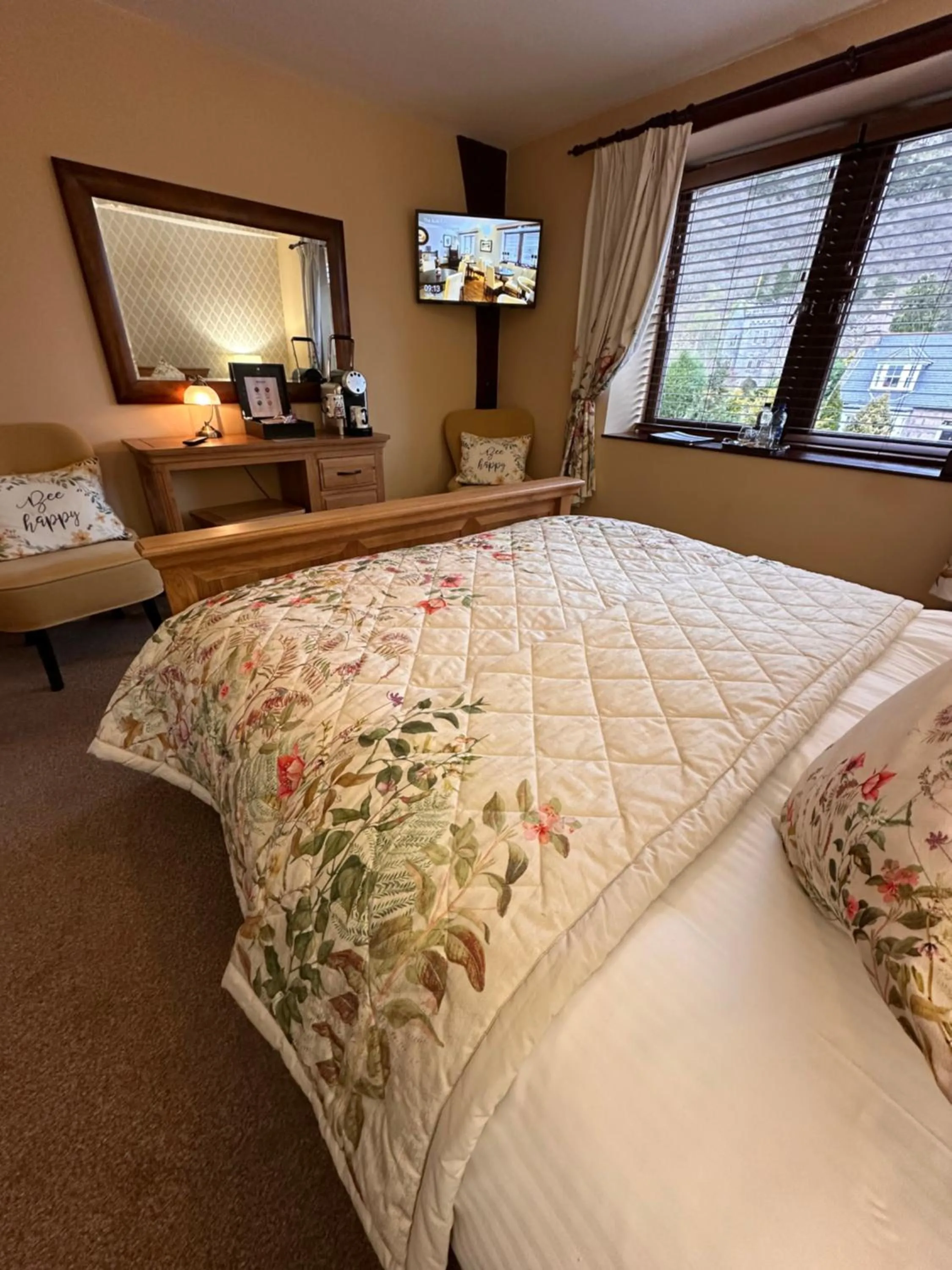 Photo of the whole room, Bed in The Auld Kirk