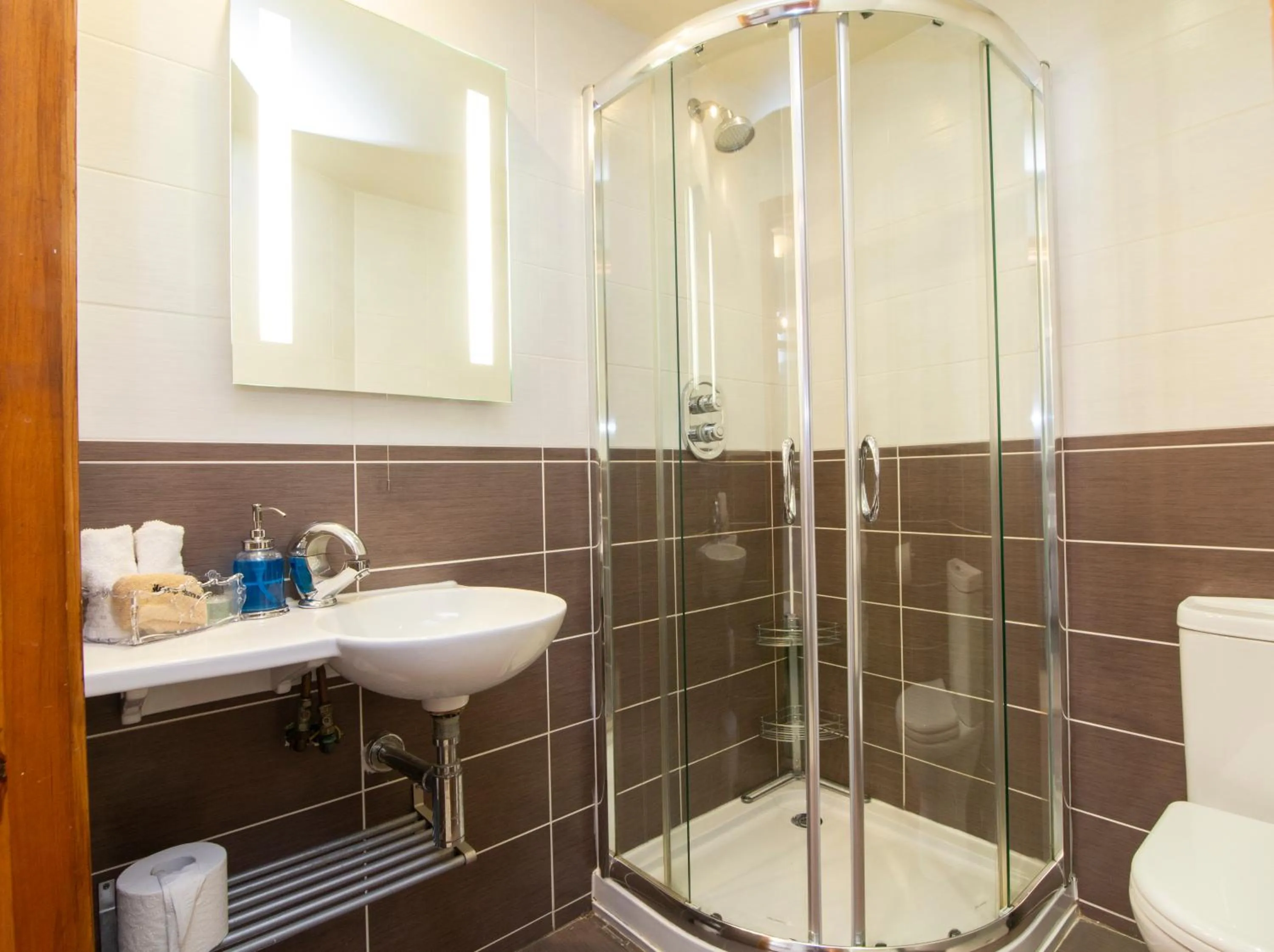 Shower in The Auld Kirk