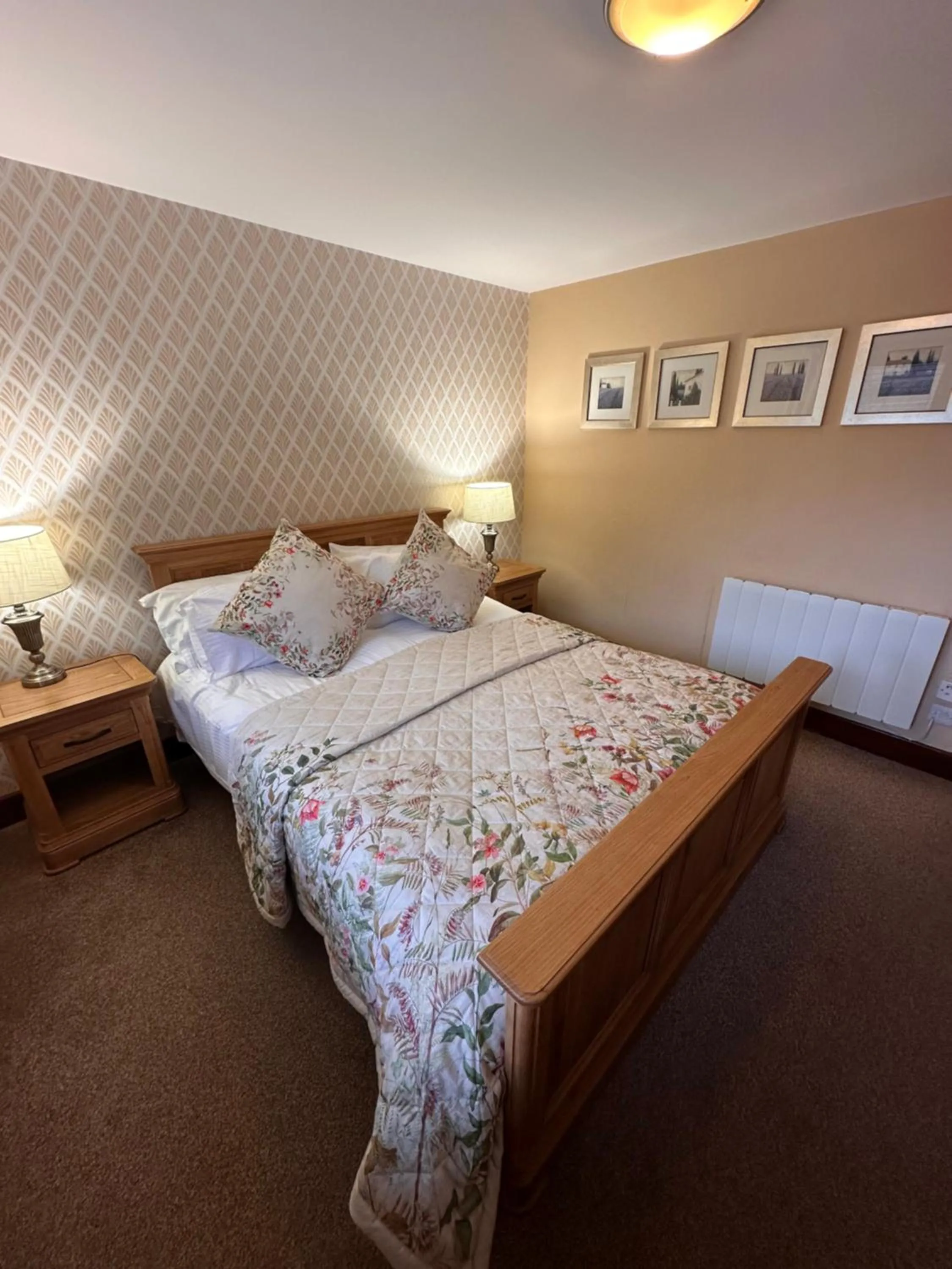 Photo of the whole room, Bed in The Auld Kirk