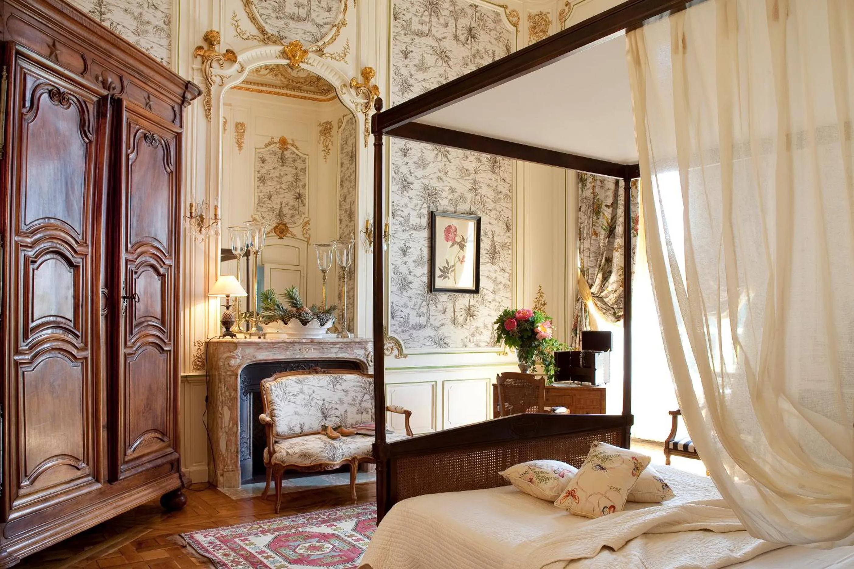 Photo of the whole room, Bed in Chateau Colbert
