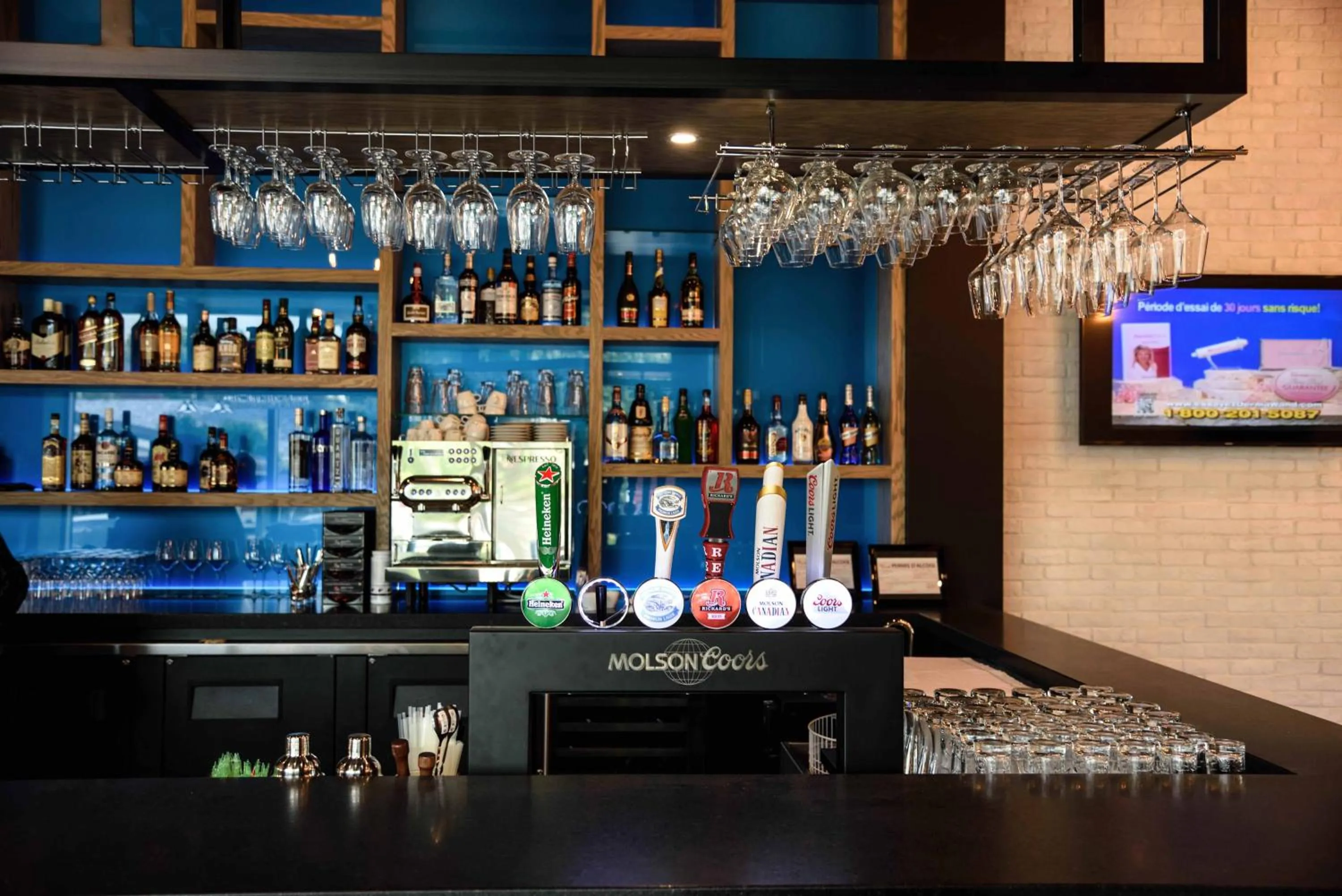 Lounge or bar in La Cache du Lac Champlain