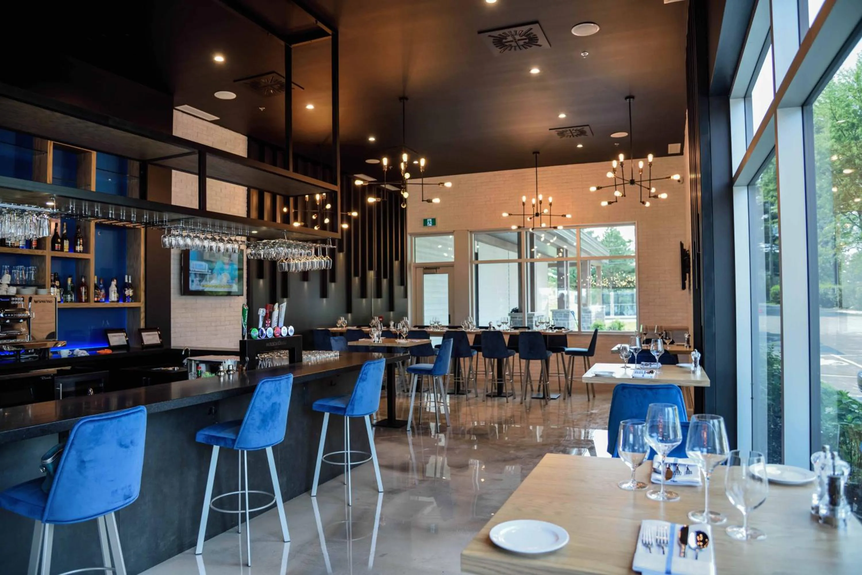 Dining area in La Cache du Lac Champlain