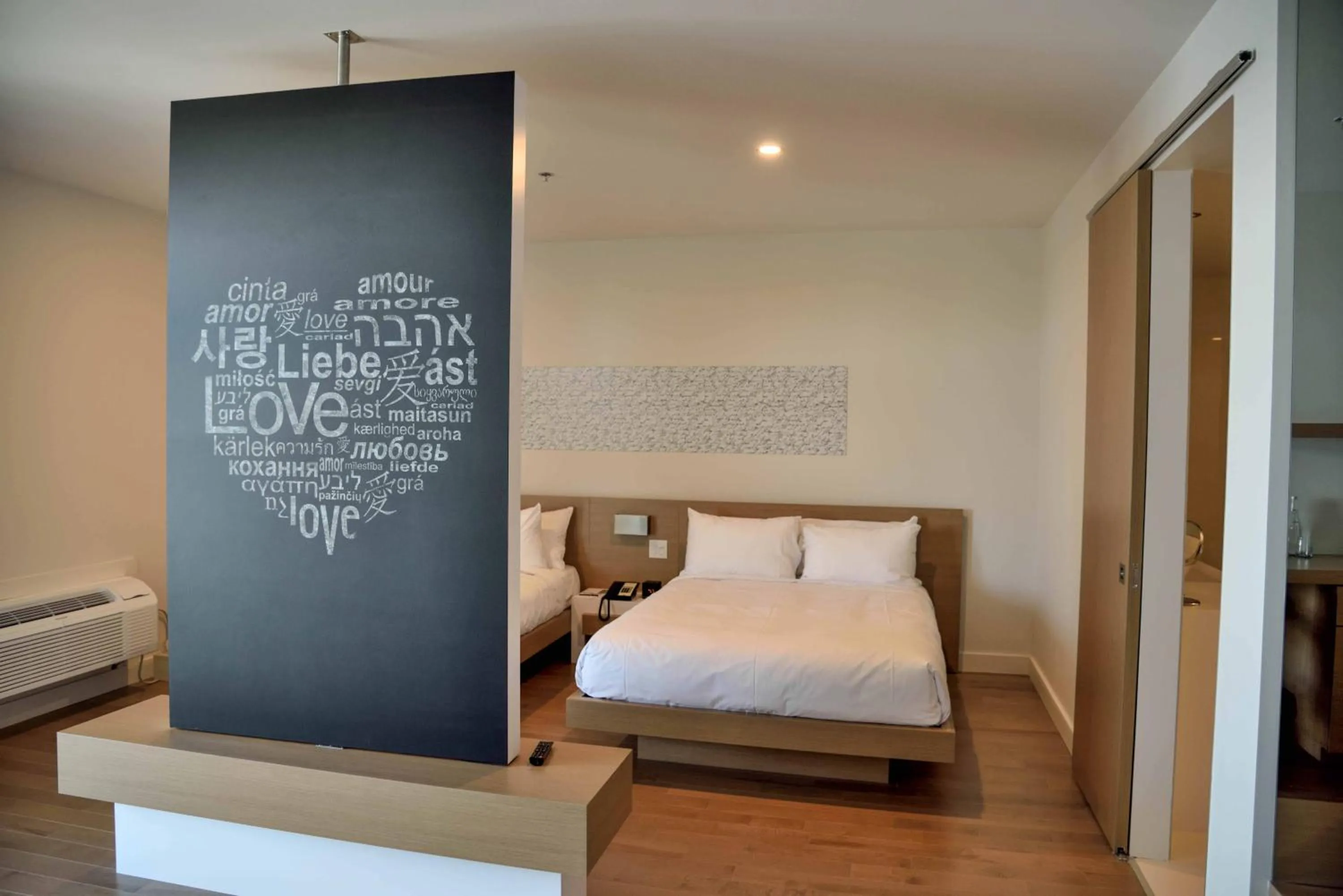 Photo of the whole room, Bed in La Cache du Lac Champlain