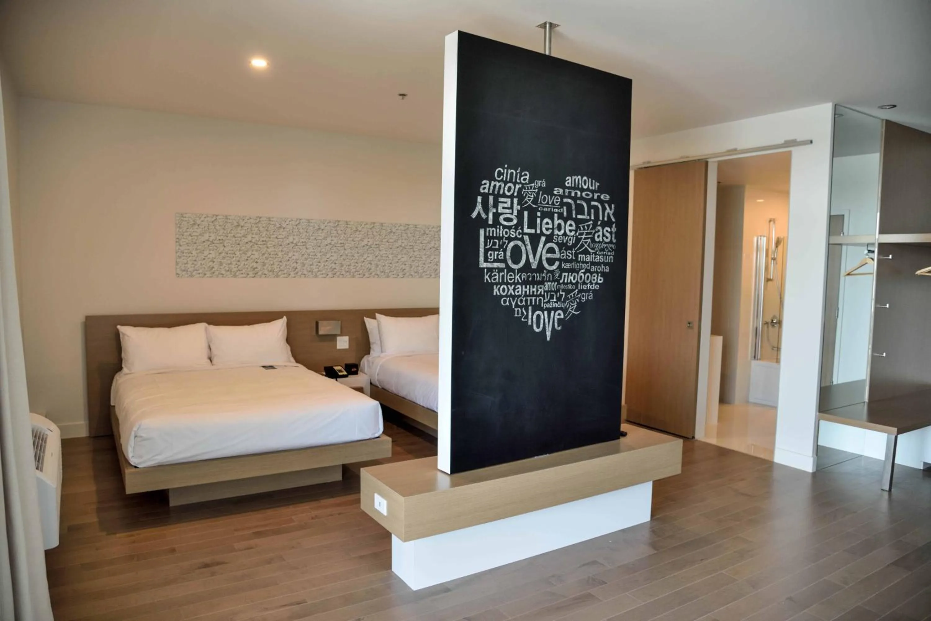 Bathroom, Bed in La Cache du Lac Champlain