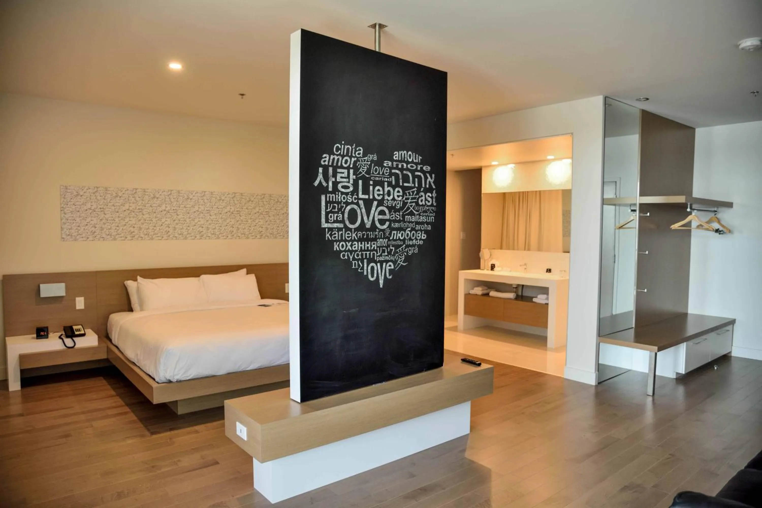 Bathroom, Bed in La Cache du Lac Champlain