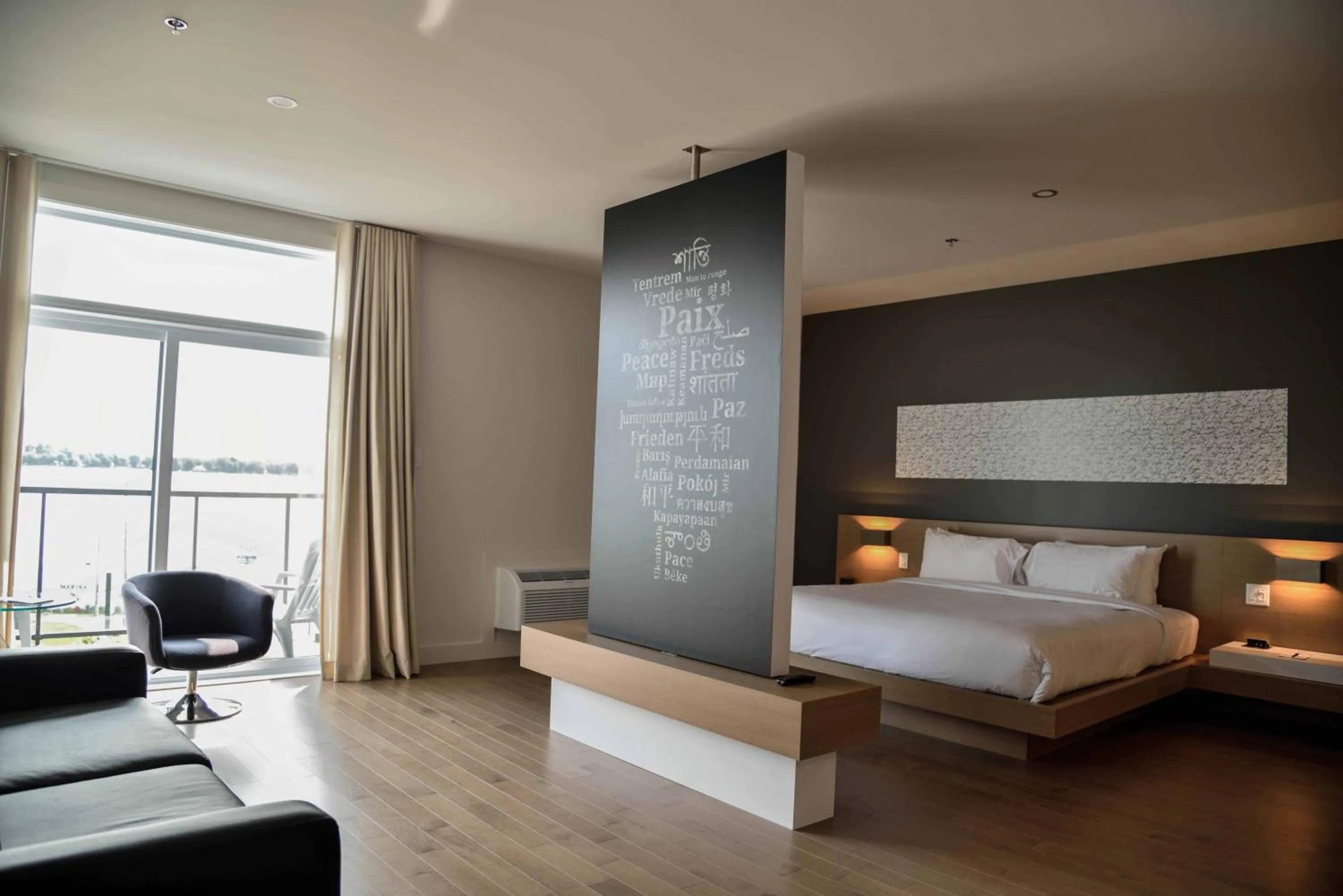 Seating area, Bed in La Cache du Lac Champlain