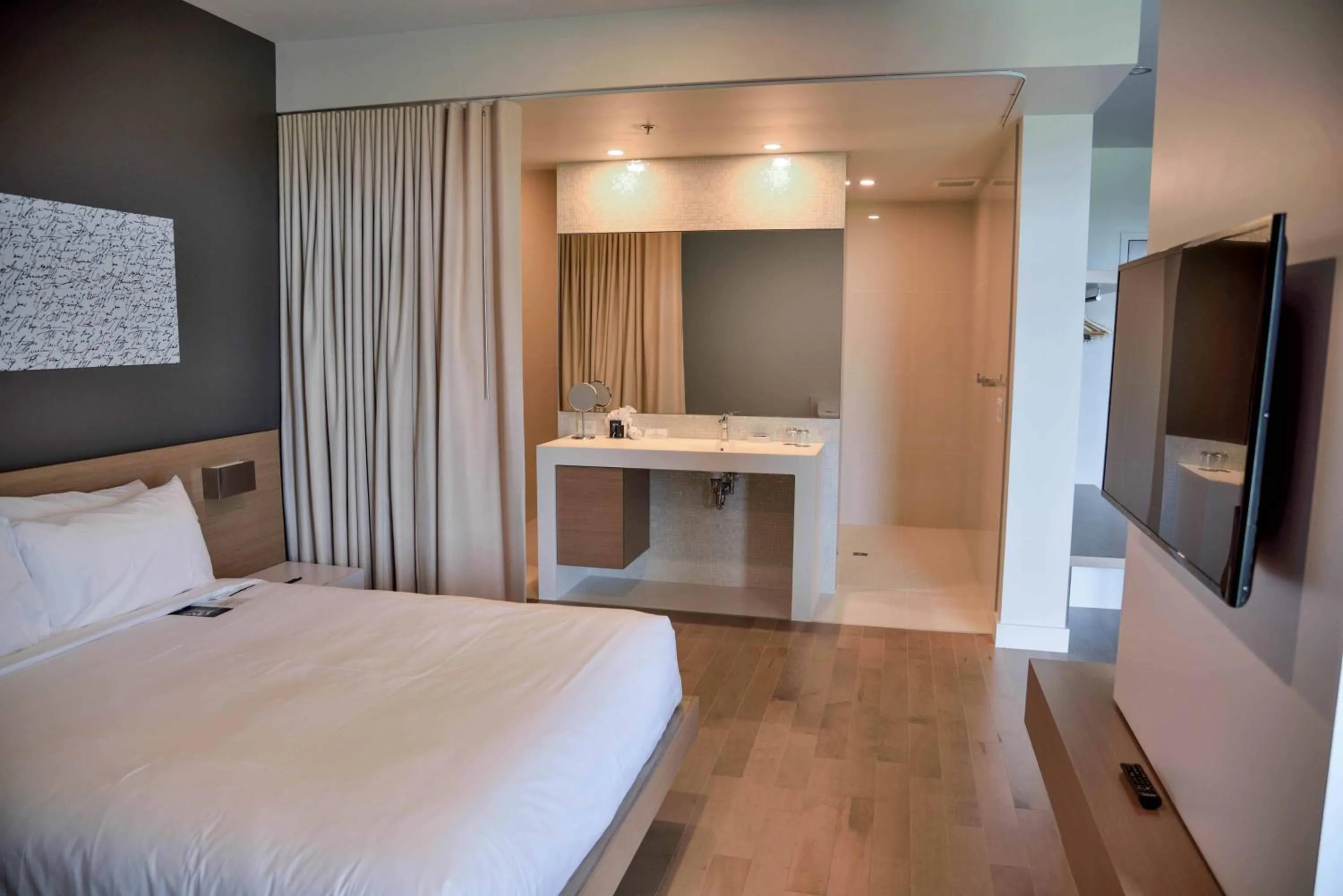 Bathroom, Bed in La Cache du Lac Champlain