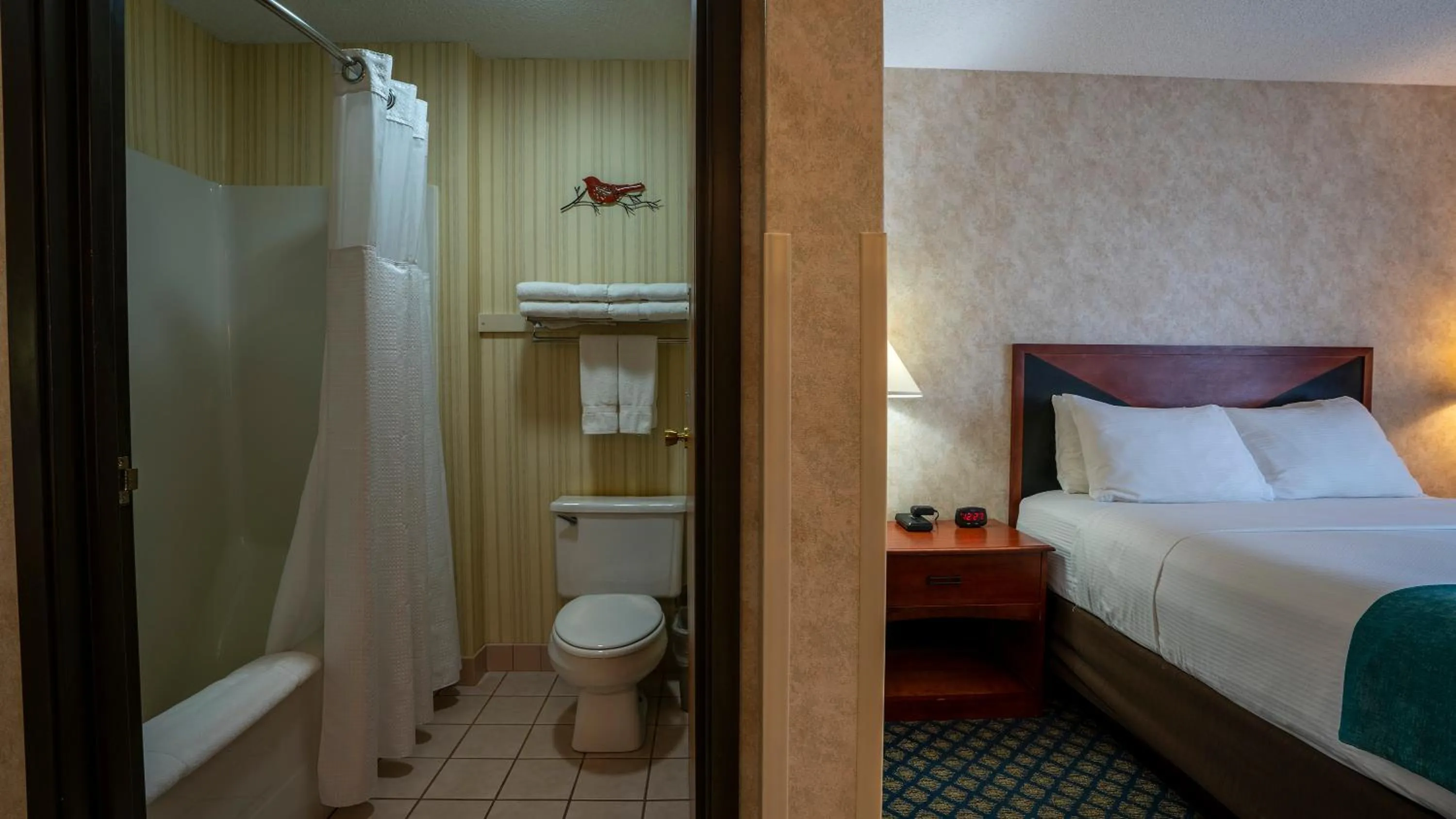 Bathroom, Bed in Miles City Hotel & Suites