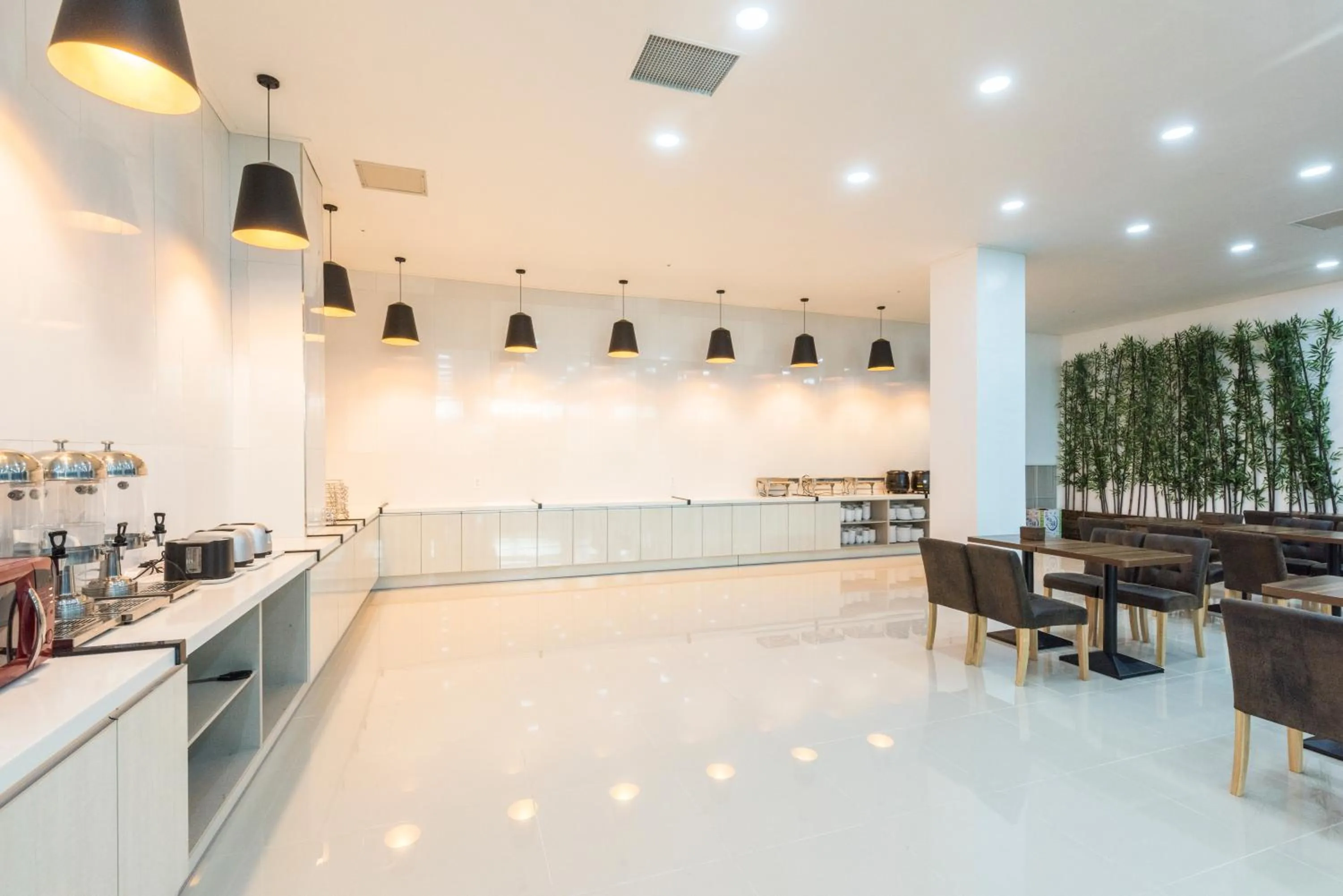 Restaurant/places to eat in Cordelia Hotel