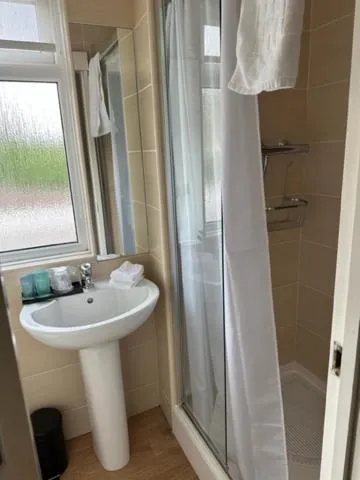 Shower in The Acarsaid - Pitlochry