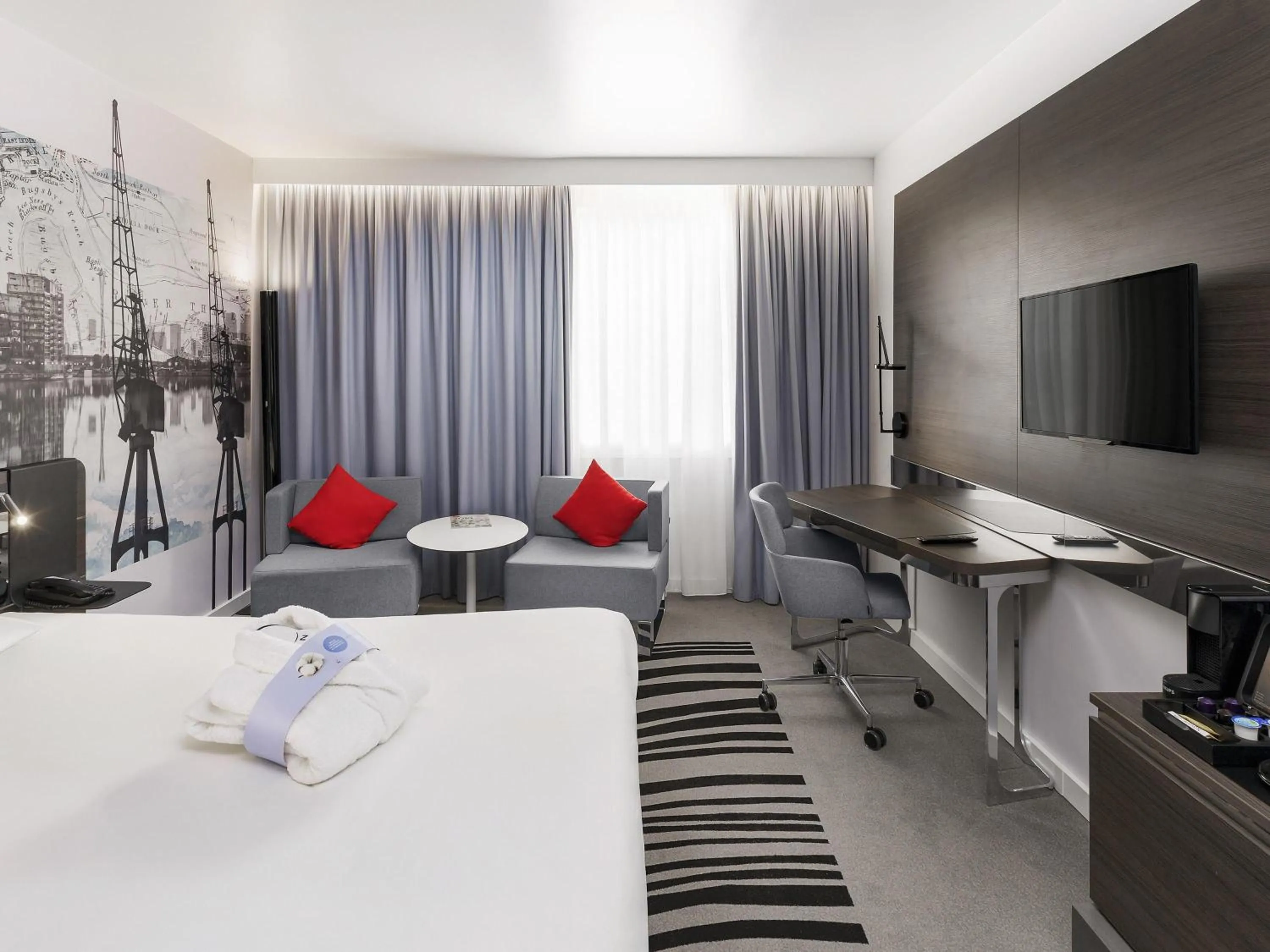 Bedroom, Bed in Novotel London Excel