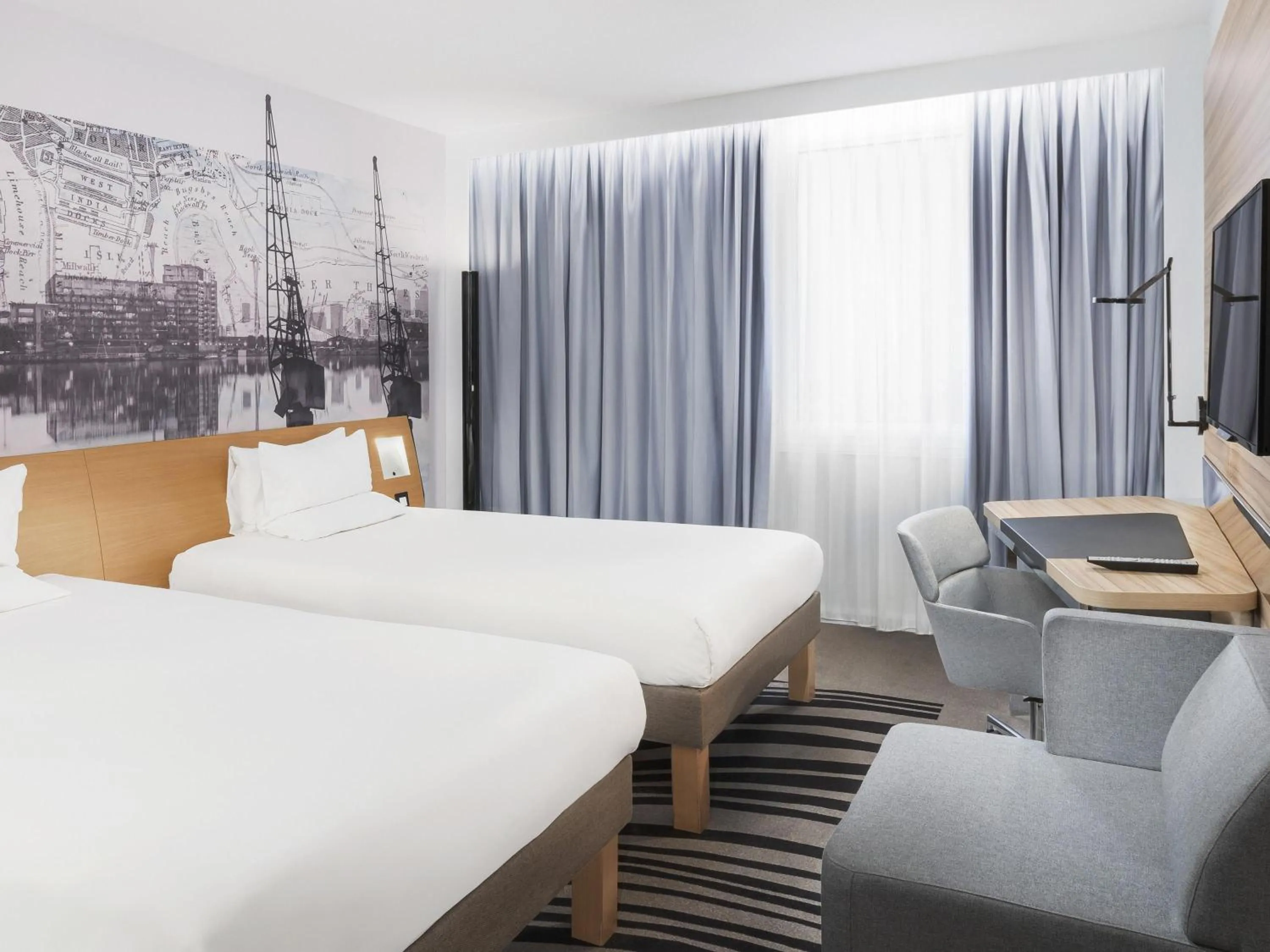 Bedroom, Bed in Novotel London Excel