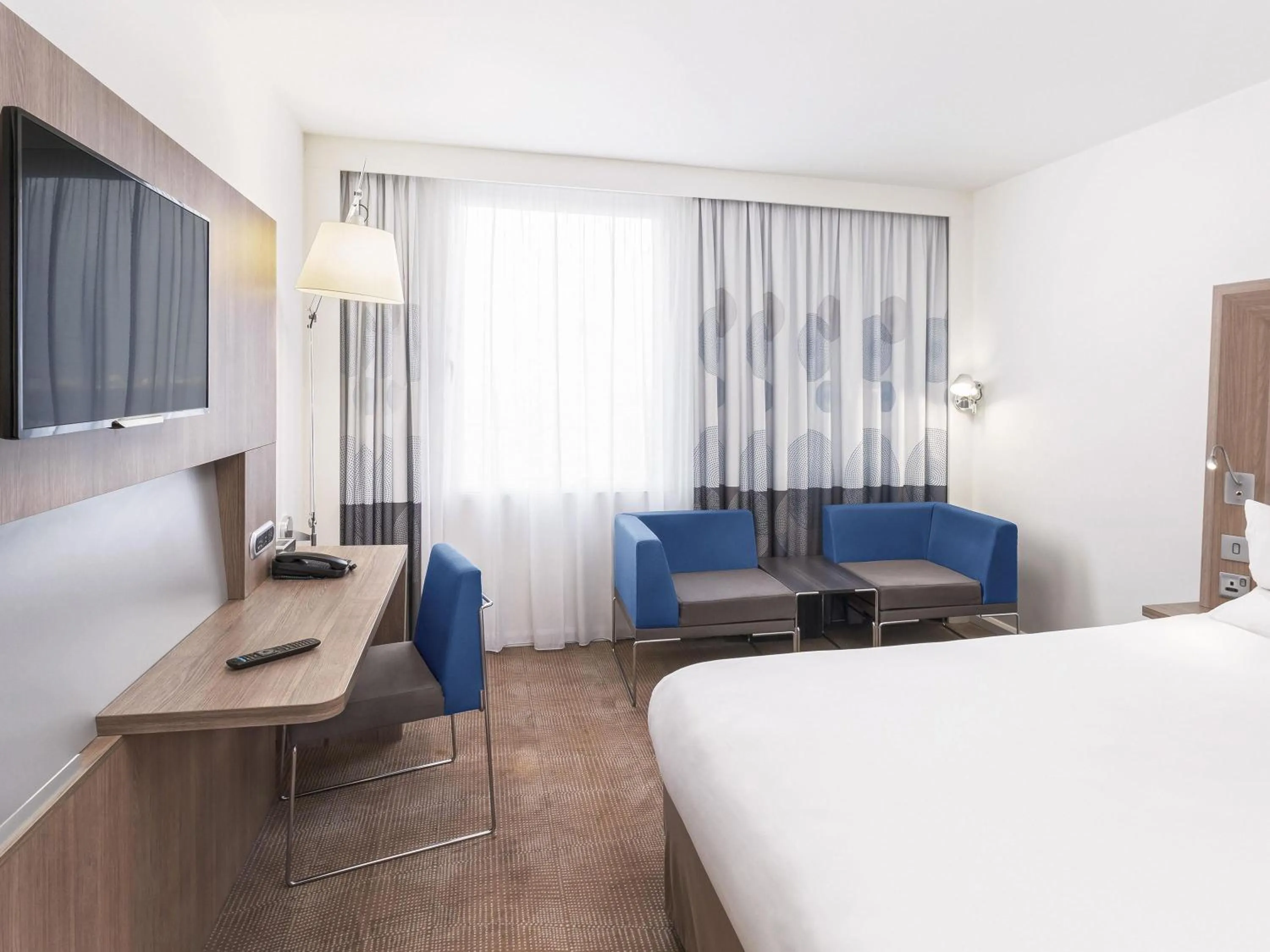 Bedroom, Bed in Novotel London Excel