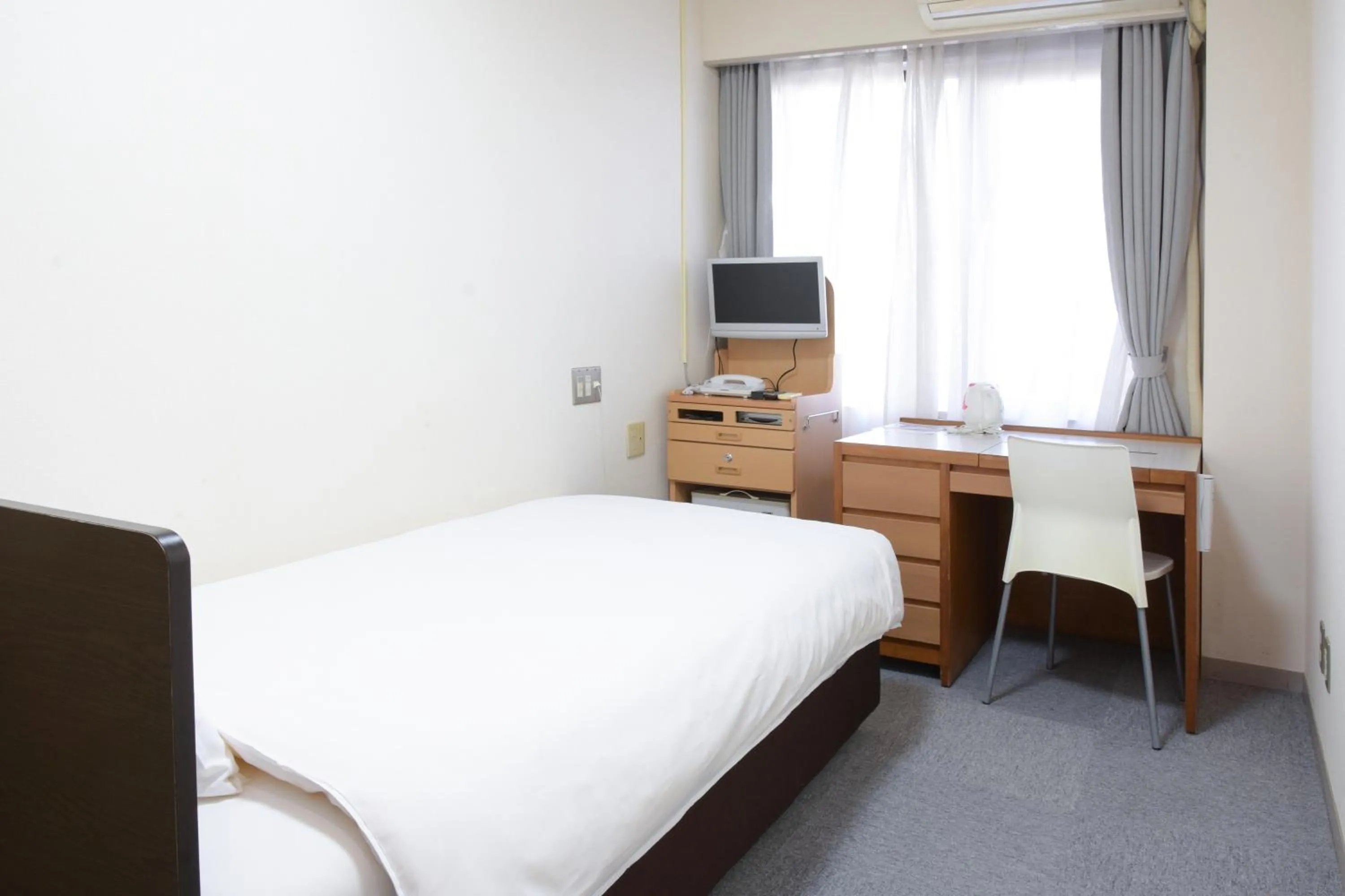 Photo of the whole room, Bed in Toyokawa Grand Hotel