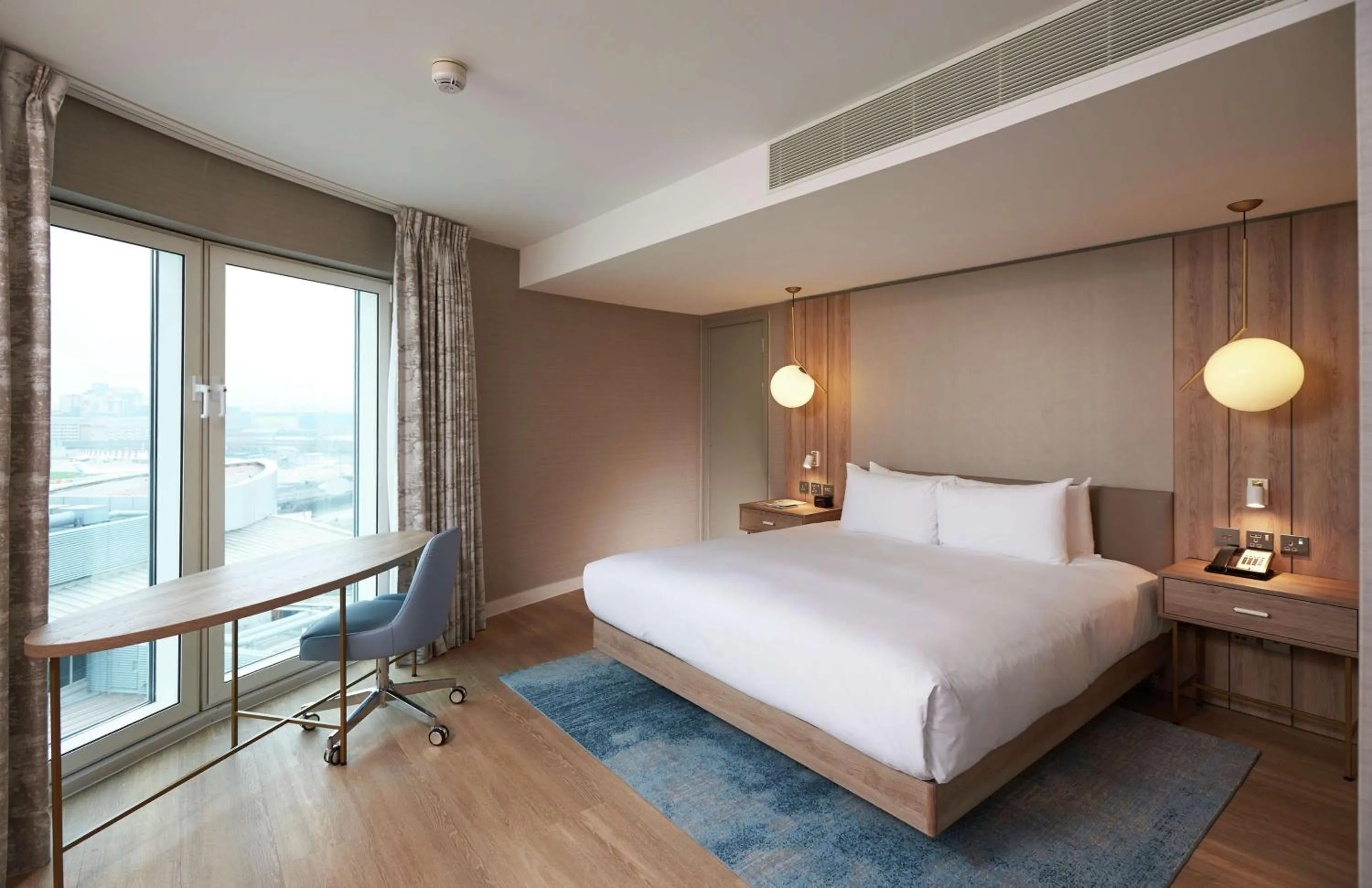 Bedroom, Bed in DoubleTree By Hilton London Excel
