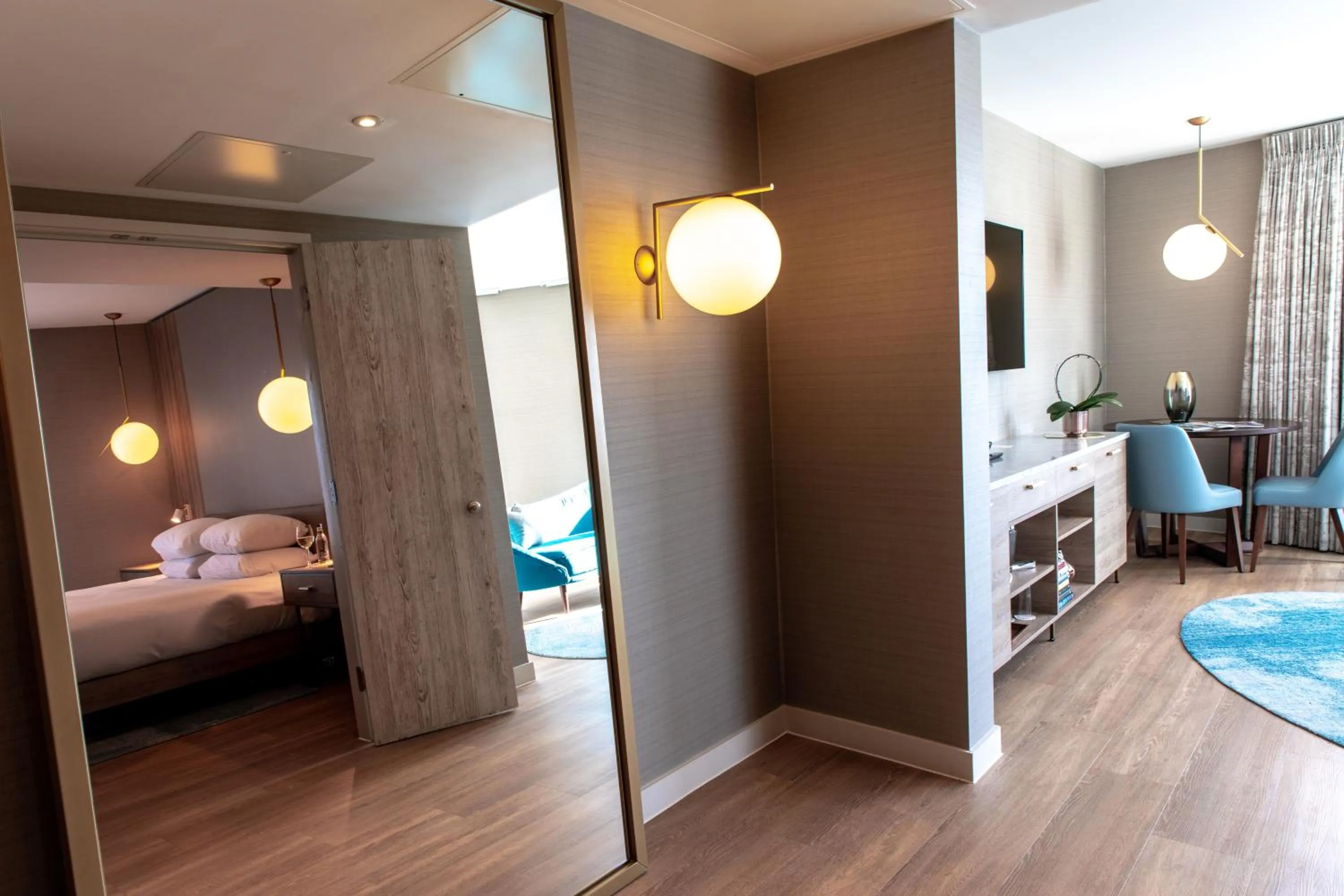 Living room, Bed in DoubleTree By Hilton London Excel