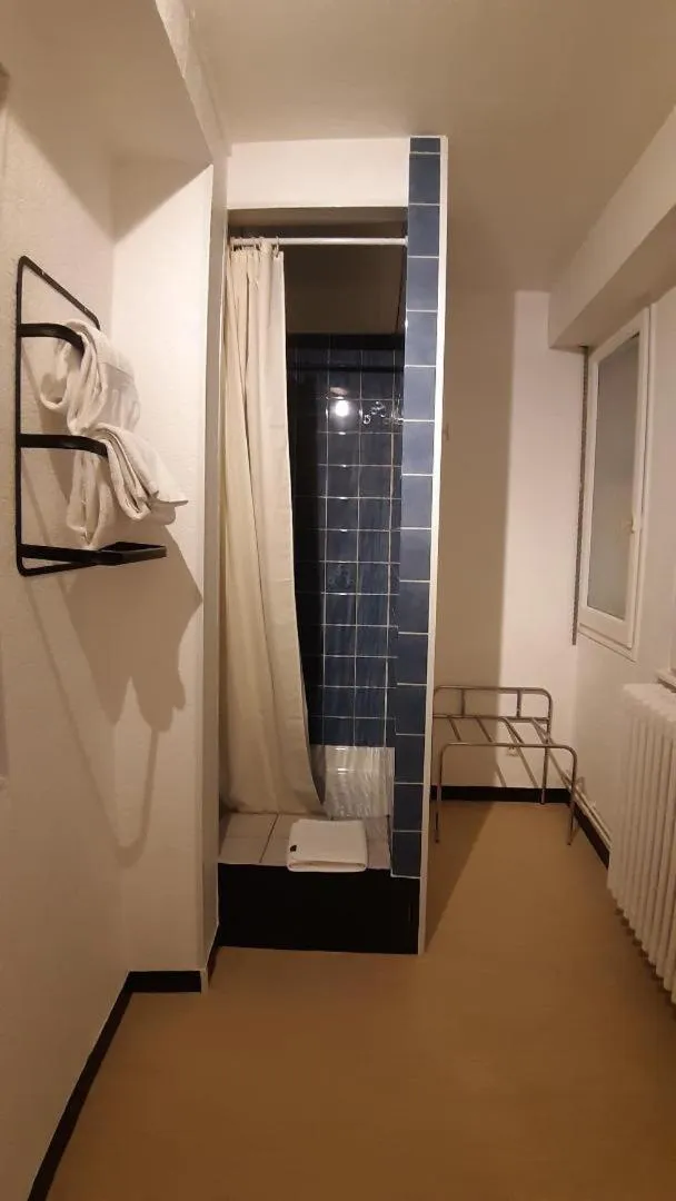 Shower, Bed in Hotel De La Route Verte