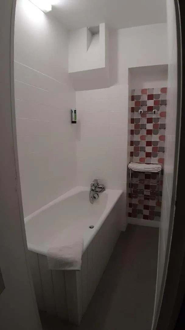 Bathroom in Hotel De La Route Verte