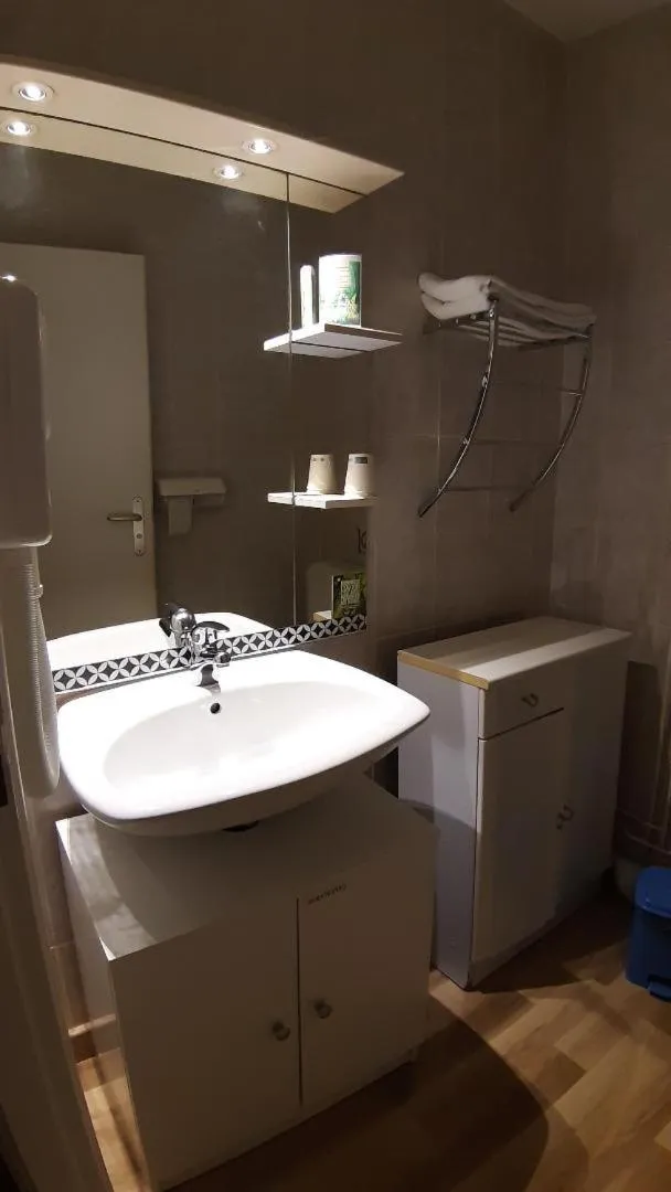 Bathroom in Hotel De La Route Verte