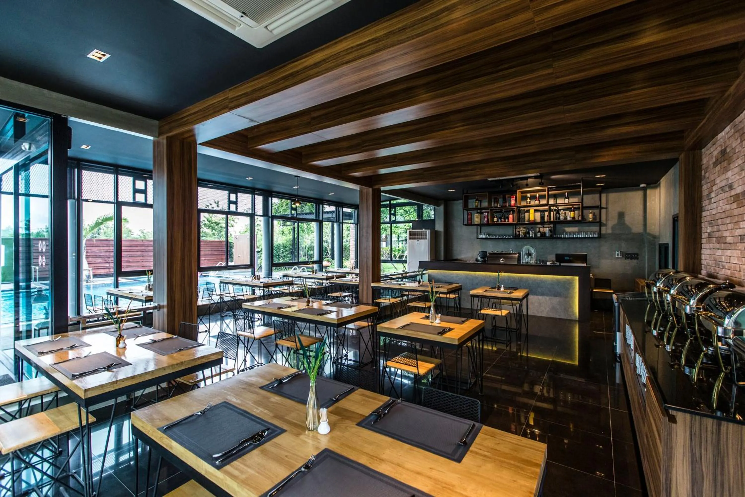 Restaurant/places to eat in Cresco Hotel Buriram