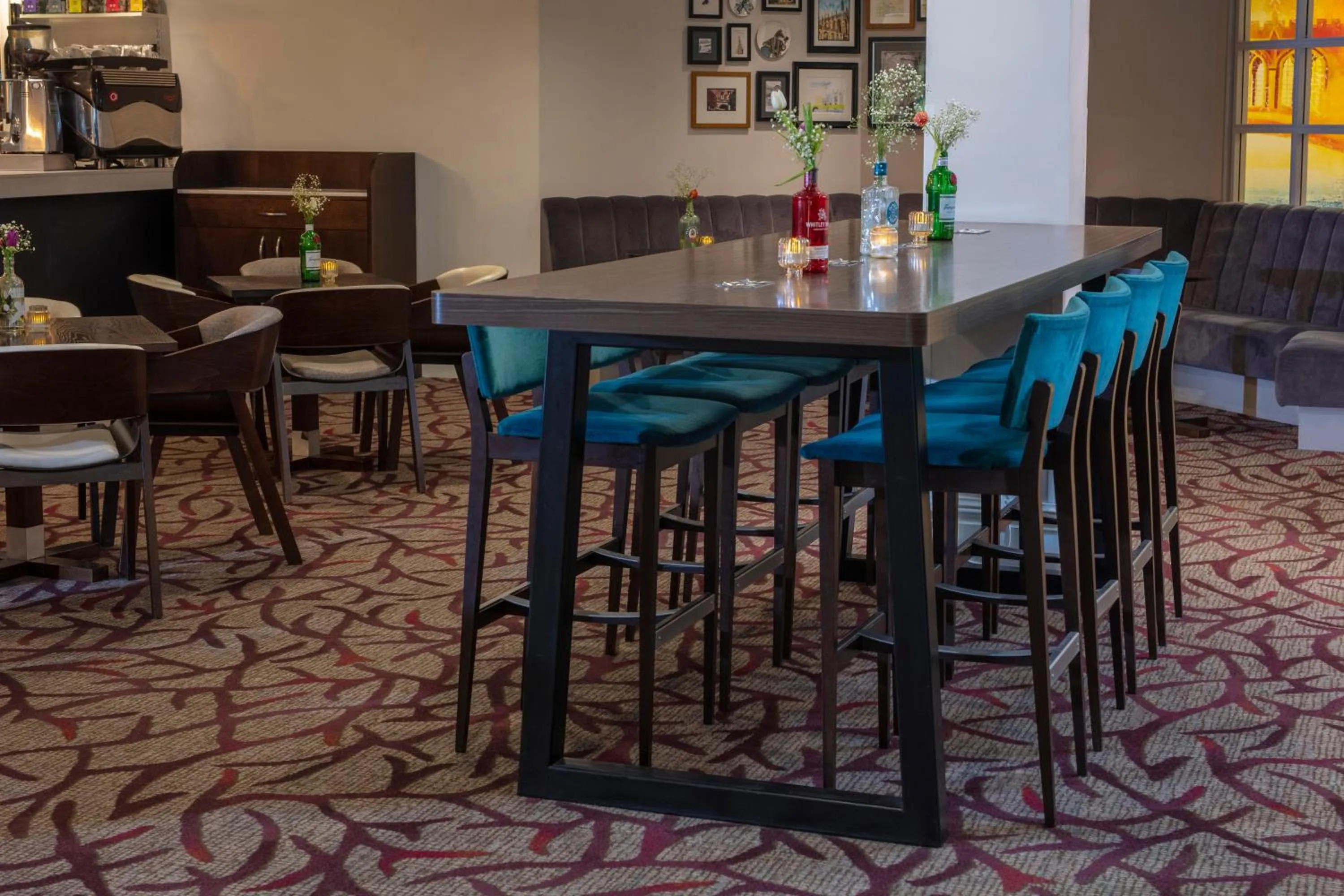 Lounge or bar in Cambridge Belfry Hotel & Spa
