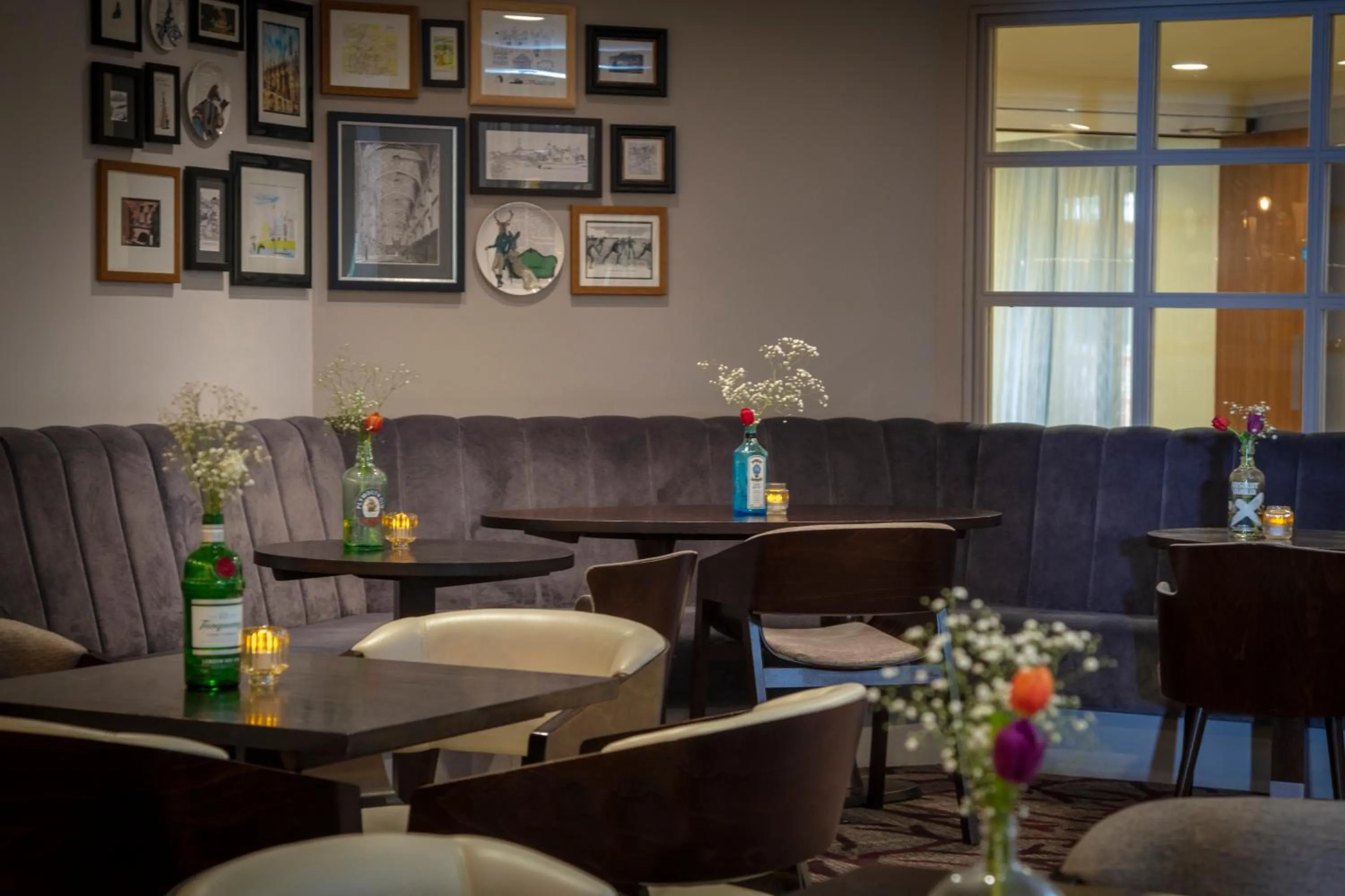 Lounge or bar in Cambridge Belfry Hotel & Spa