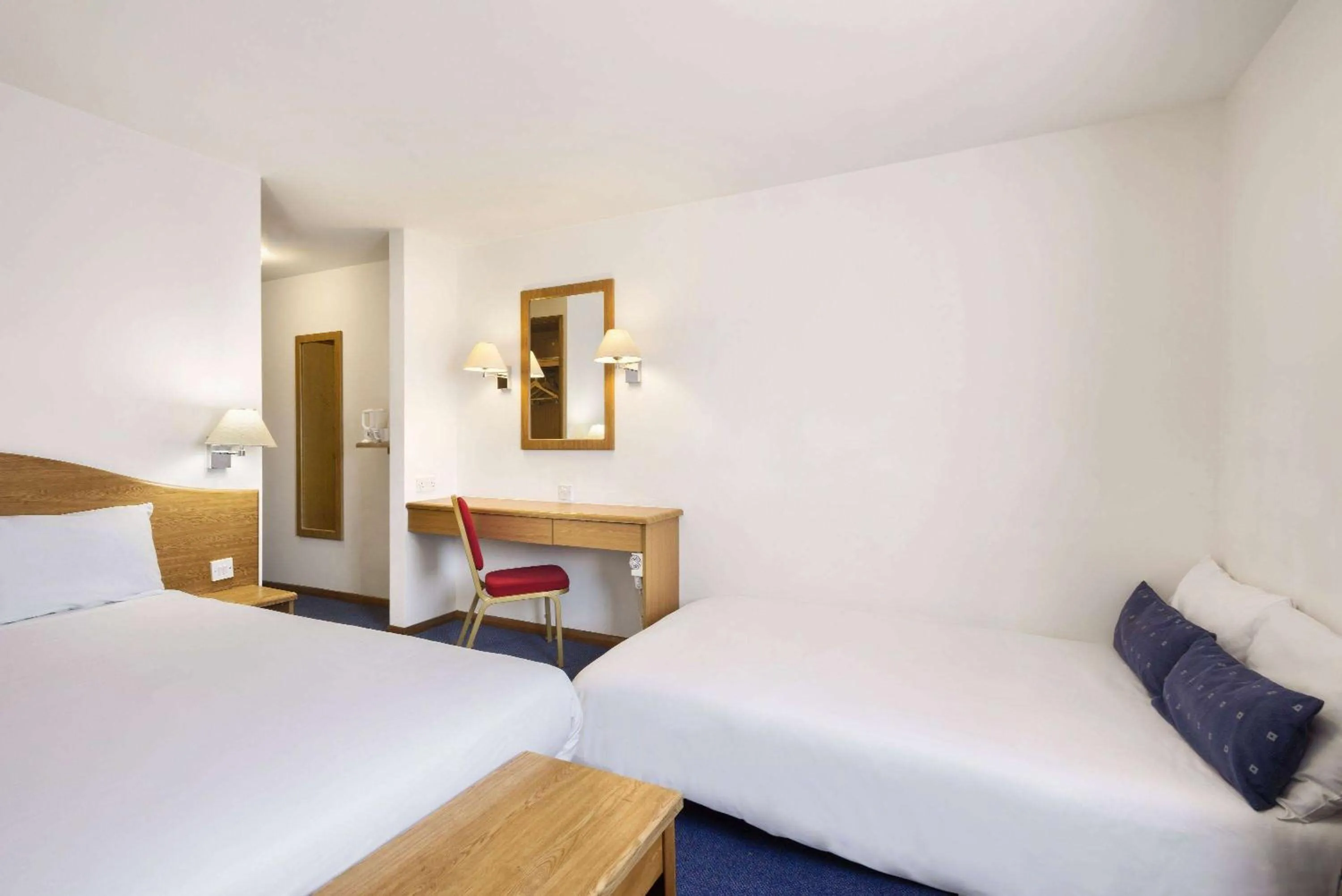 Photo of the whole room, Bed in Days Inn by Wyndham Telford Ironbridge