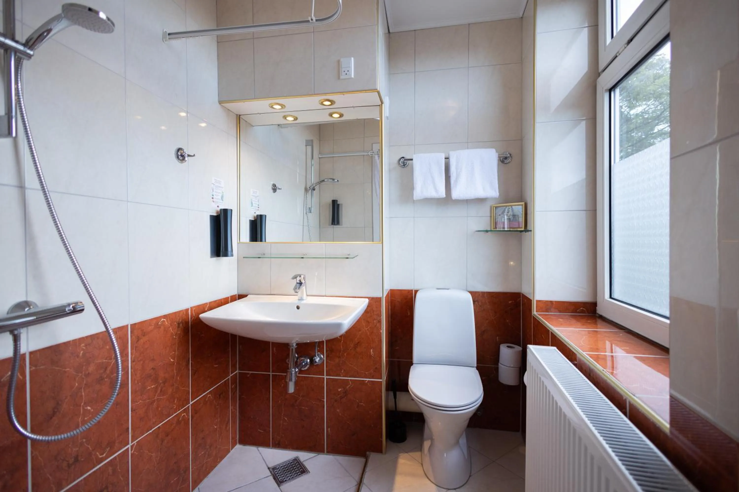 Bathroom in Milling Hotel Plaza