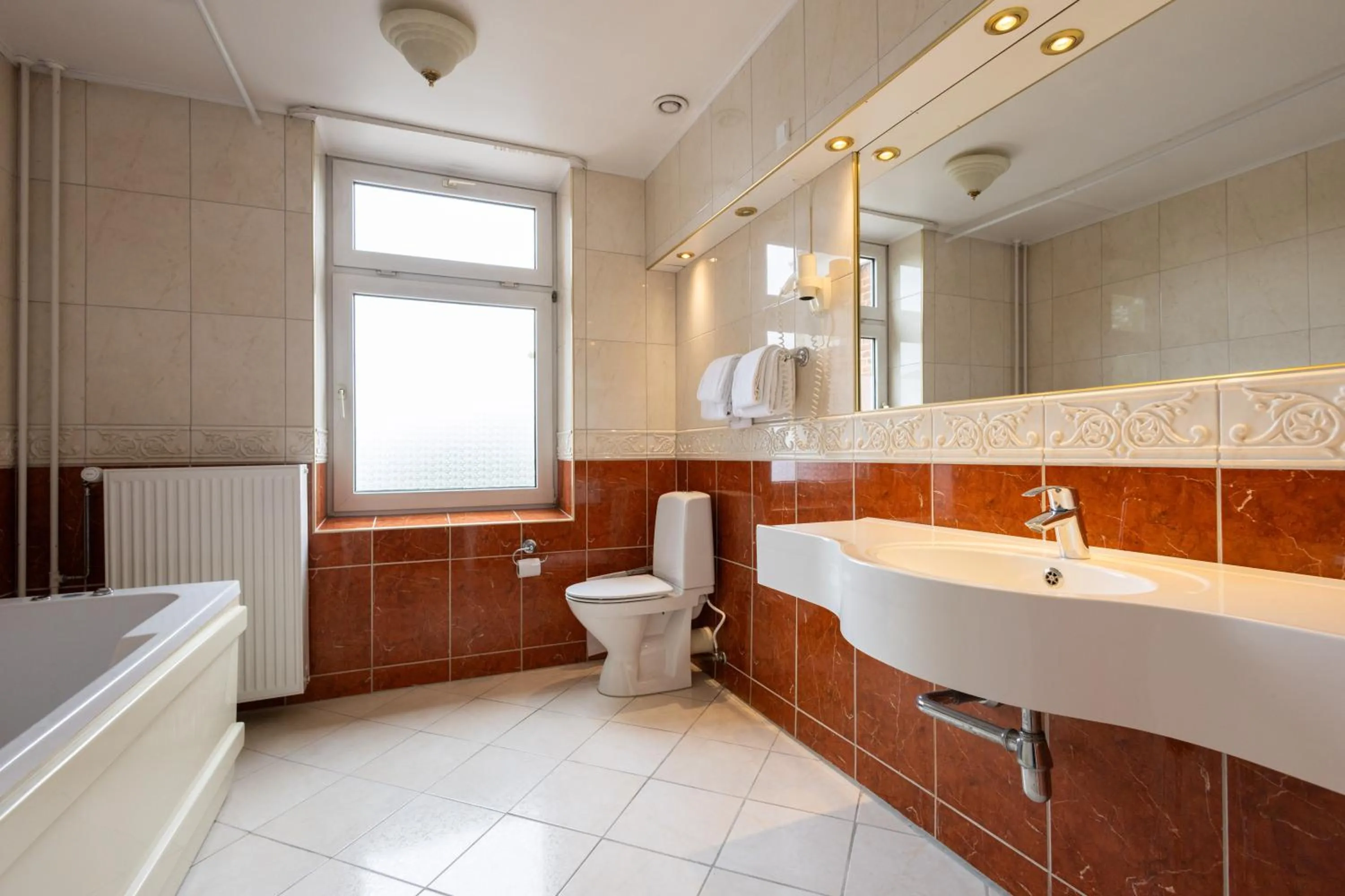 Bathroom in Milling Hotel Plaza