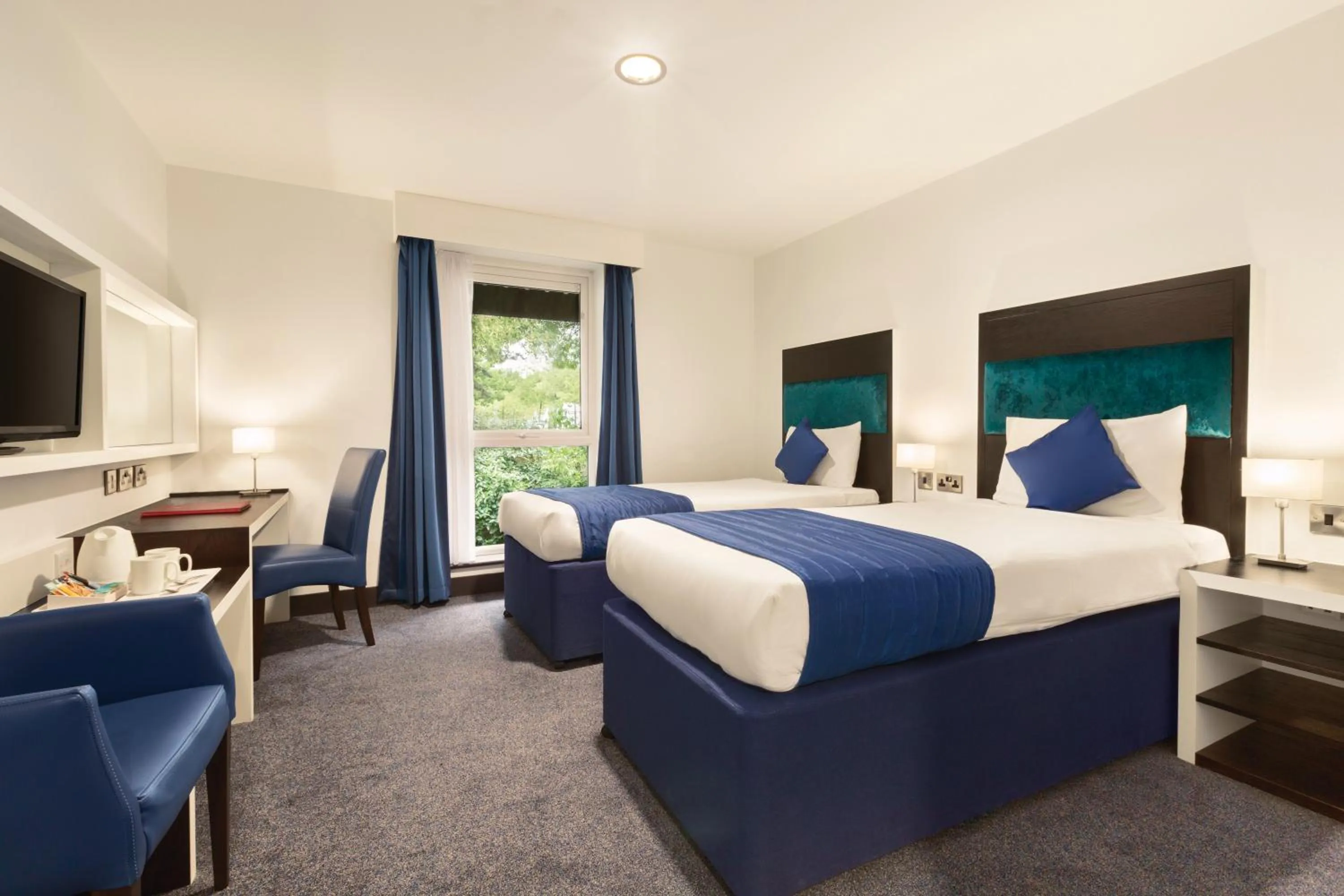 Photo of the whole room, Bed in Ramada Oxford