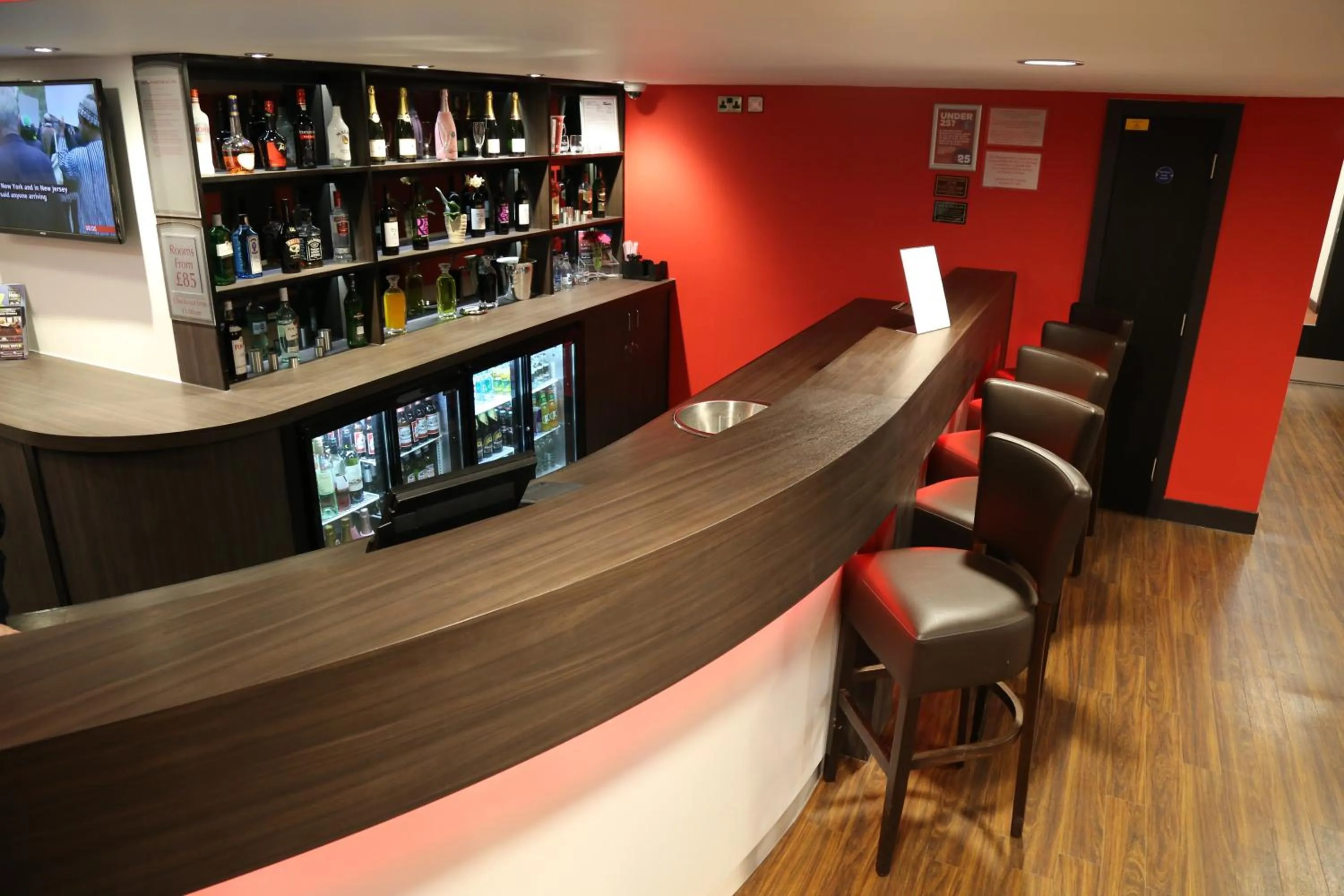 Lounge or bar in Ramada Oxford