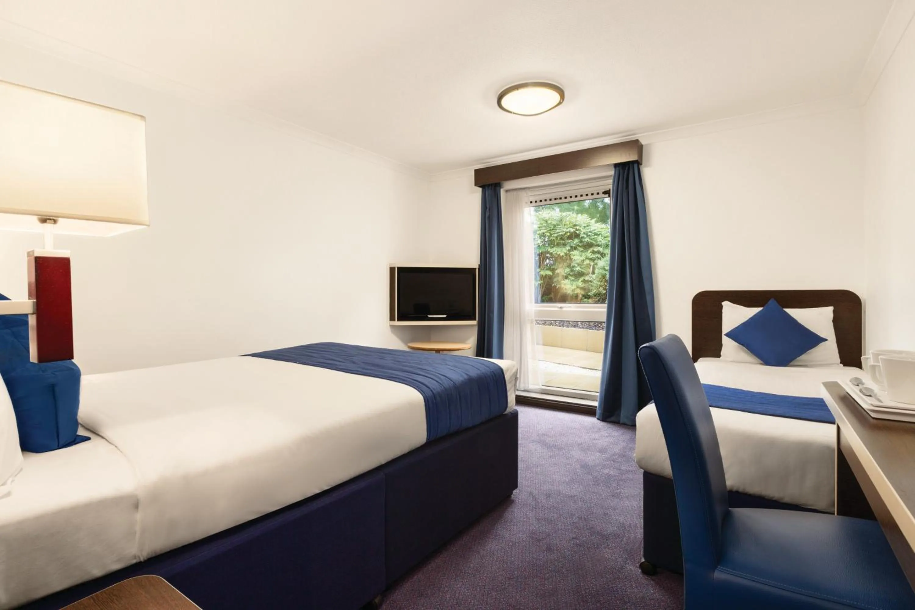 Photo of the whole room, Bed in Ramada Oxford