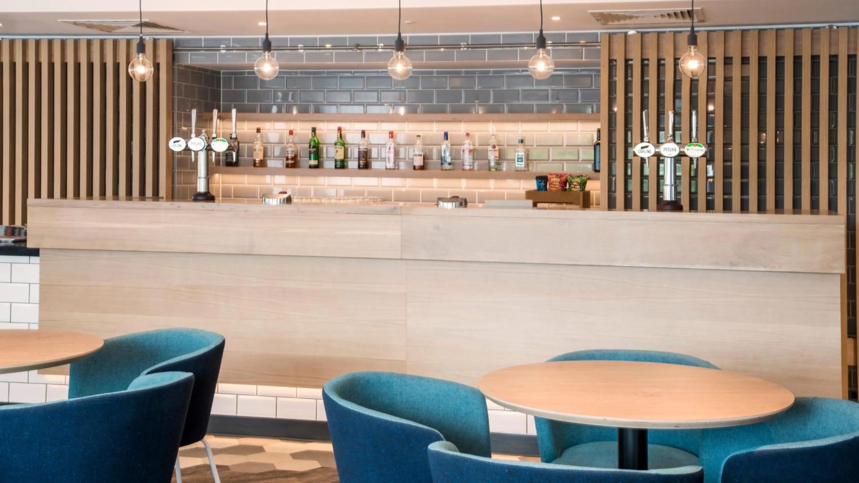 Lobby or reception in Holiday Inn Express Oxford Kassam Stadium by IHG