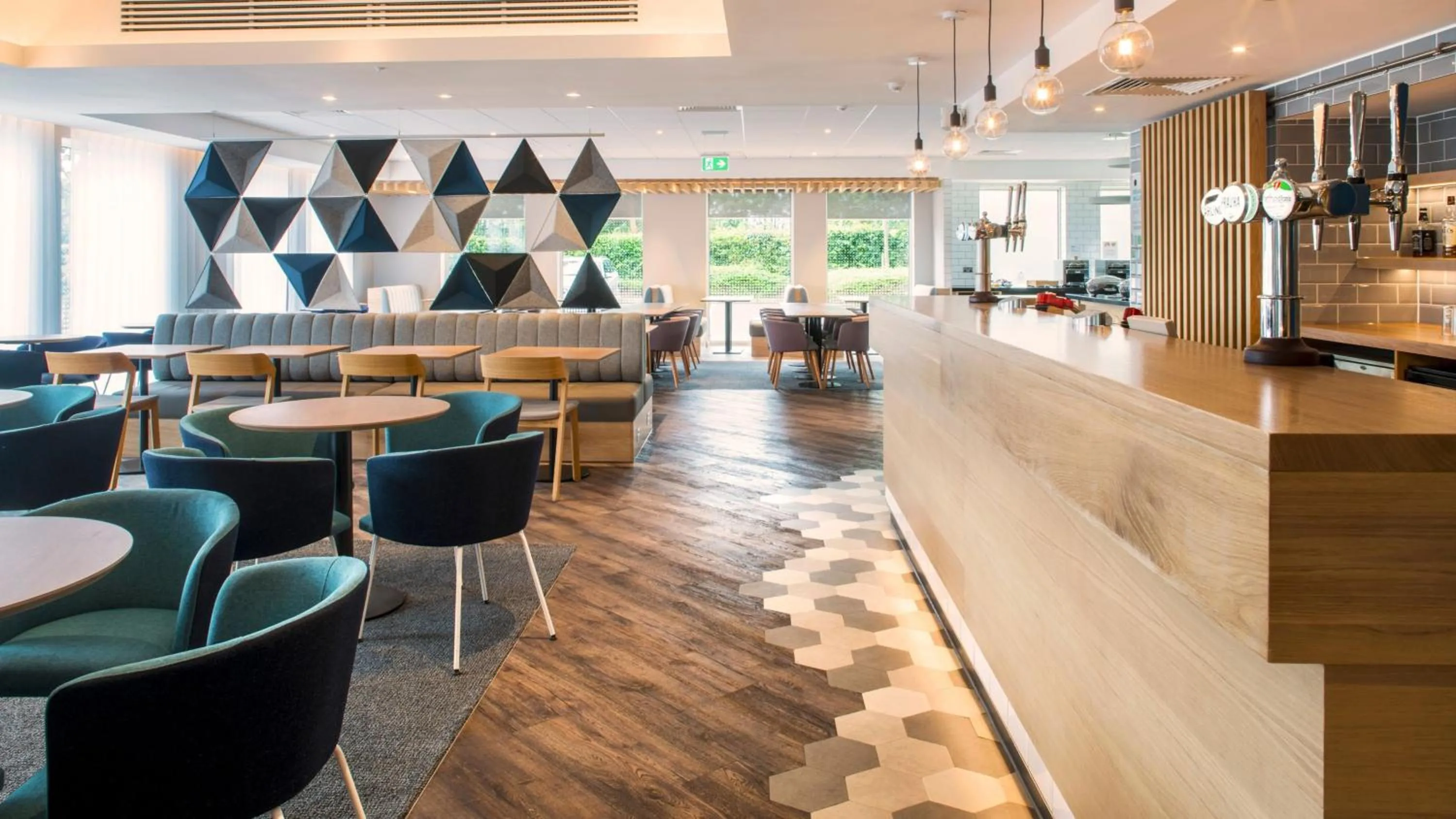 Lounge or bar in Holiday Inn Express Oxford Kassam Stadium by IHG
