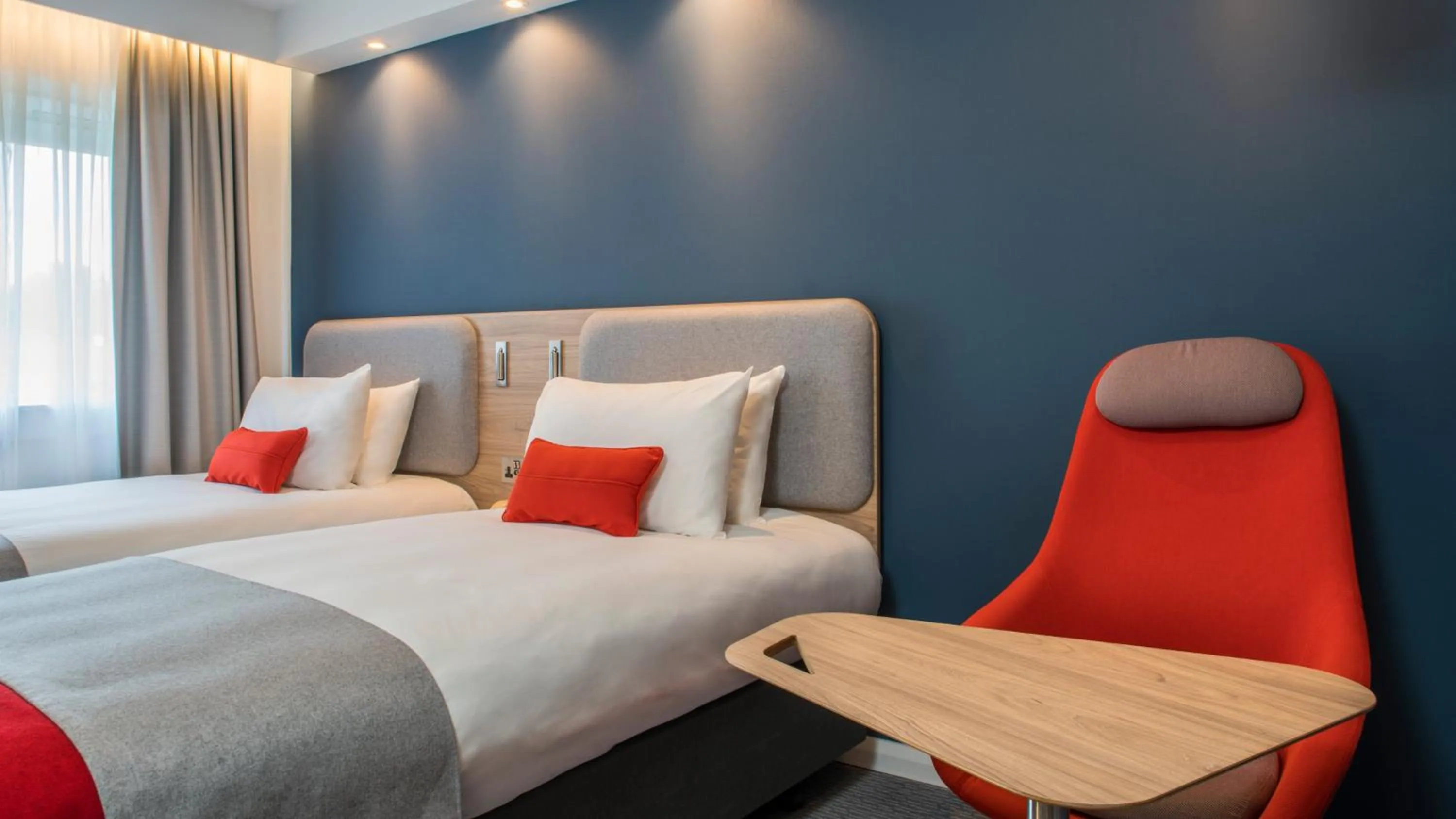 Photo of the whole room in Holiday Inn Express Oxford Kassam Stadium by IHG