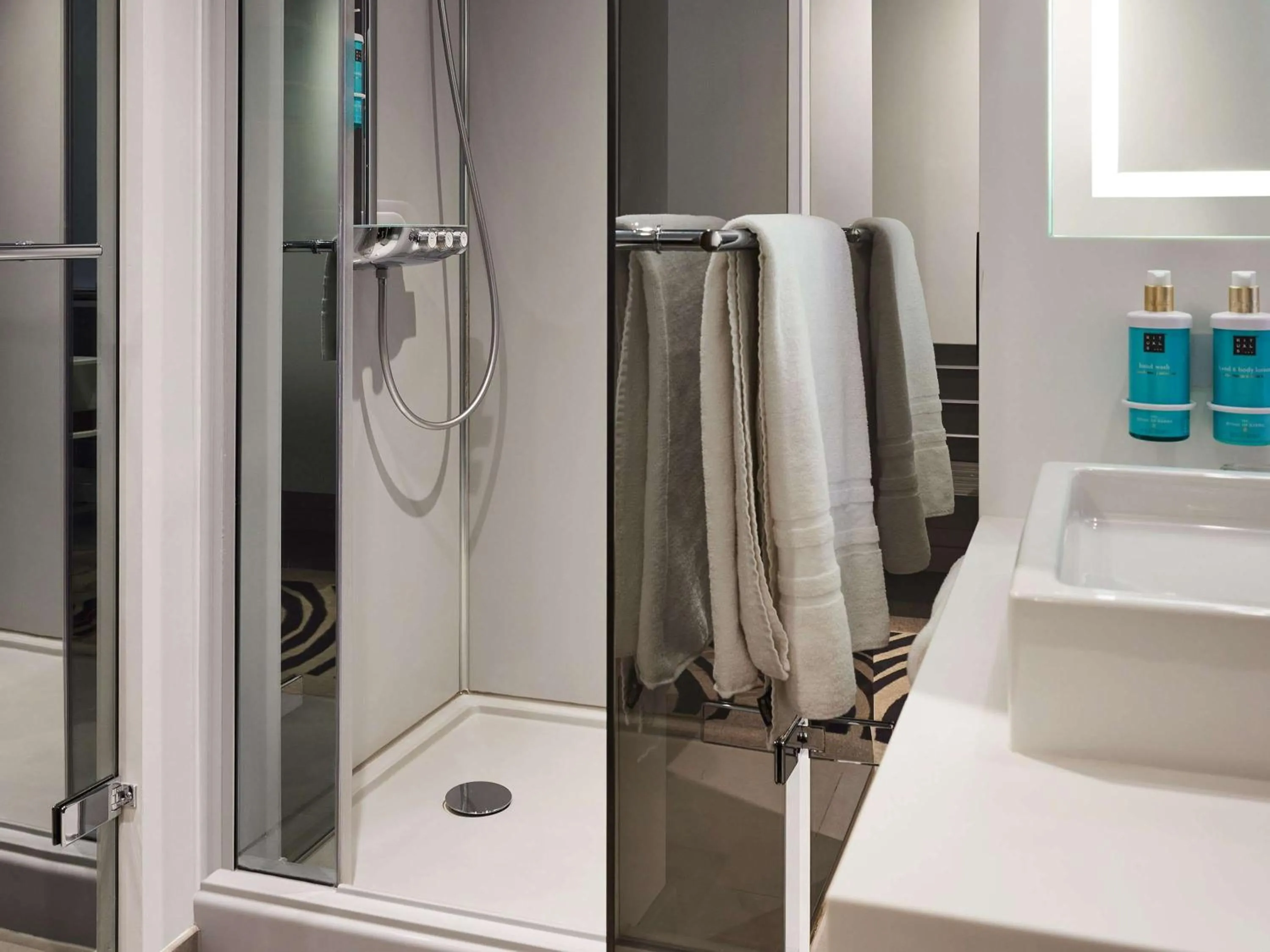 Shower in Novotel Edinburgh Centre