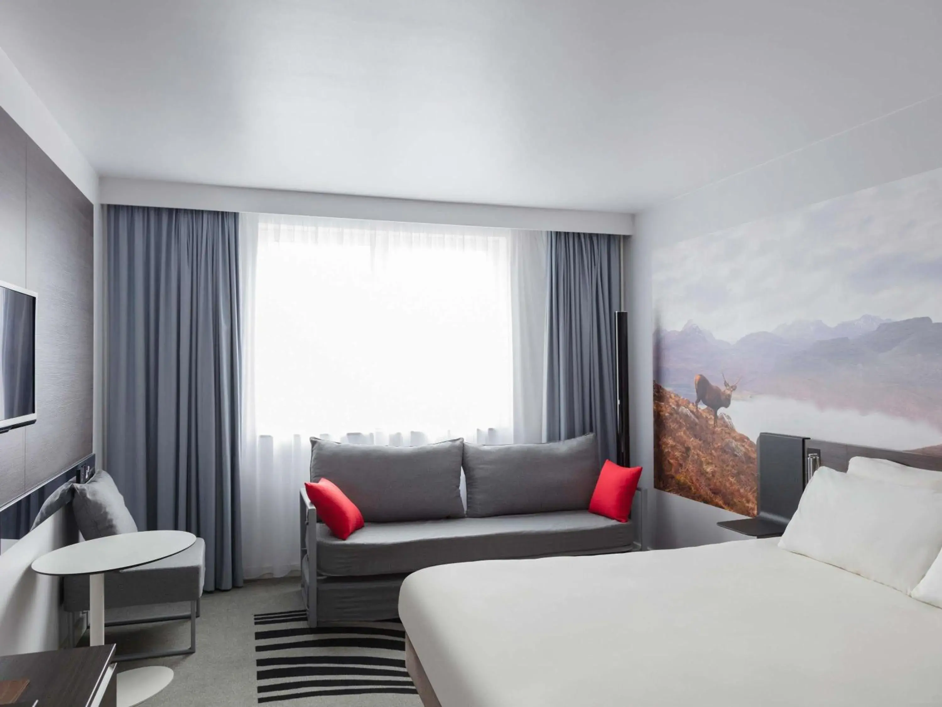 Standard Queen Room with Sofa in Novotel Edinburgh Centre Standard Queen Room with Sofa in Novotel Edinburgh Centre