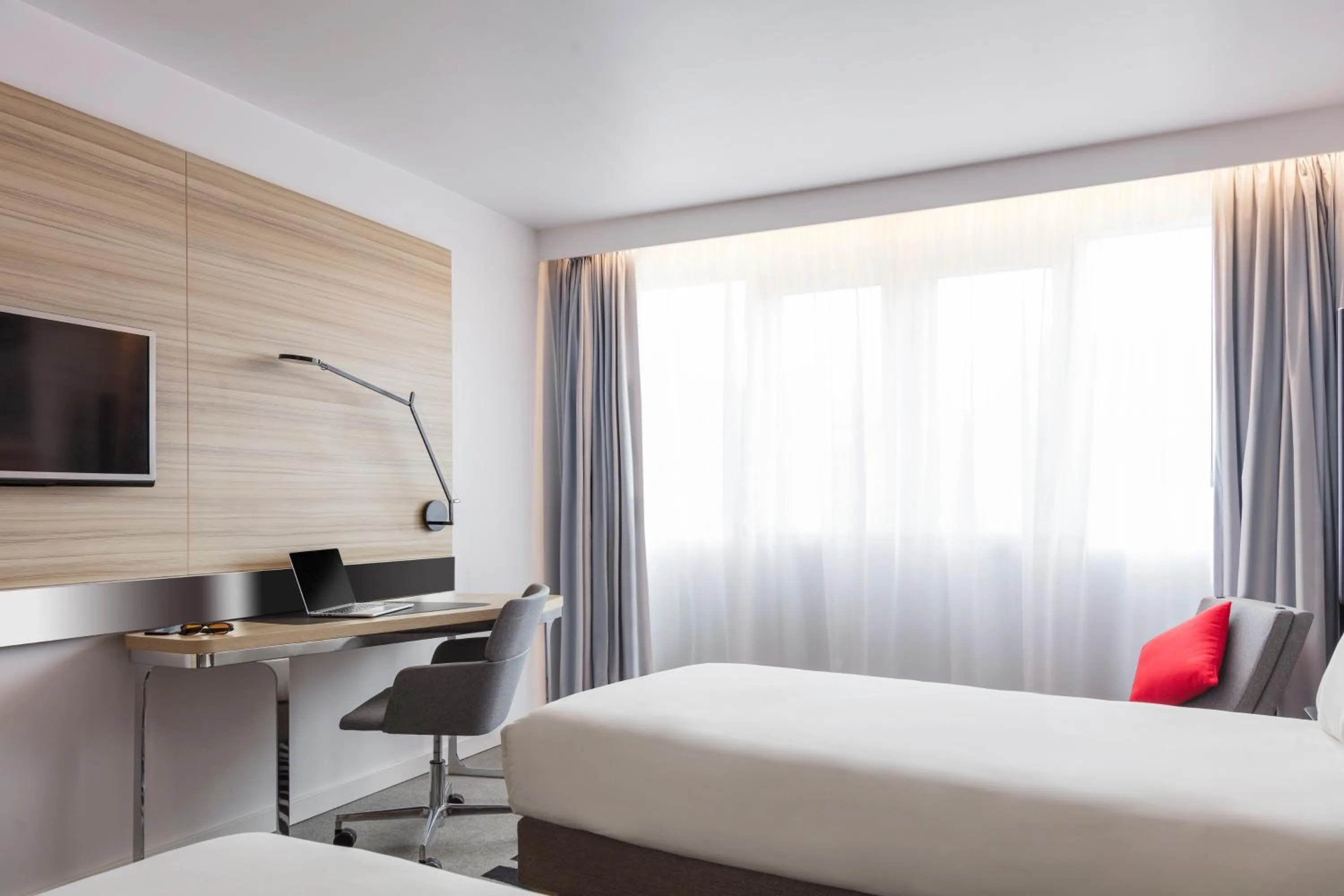 Photo of the whole room, Bed in Novotel Edinburgh Centre