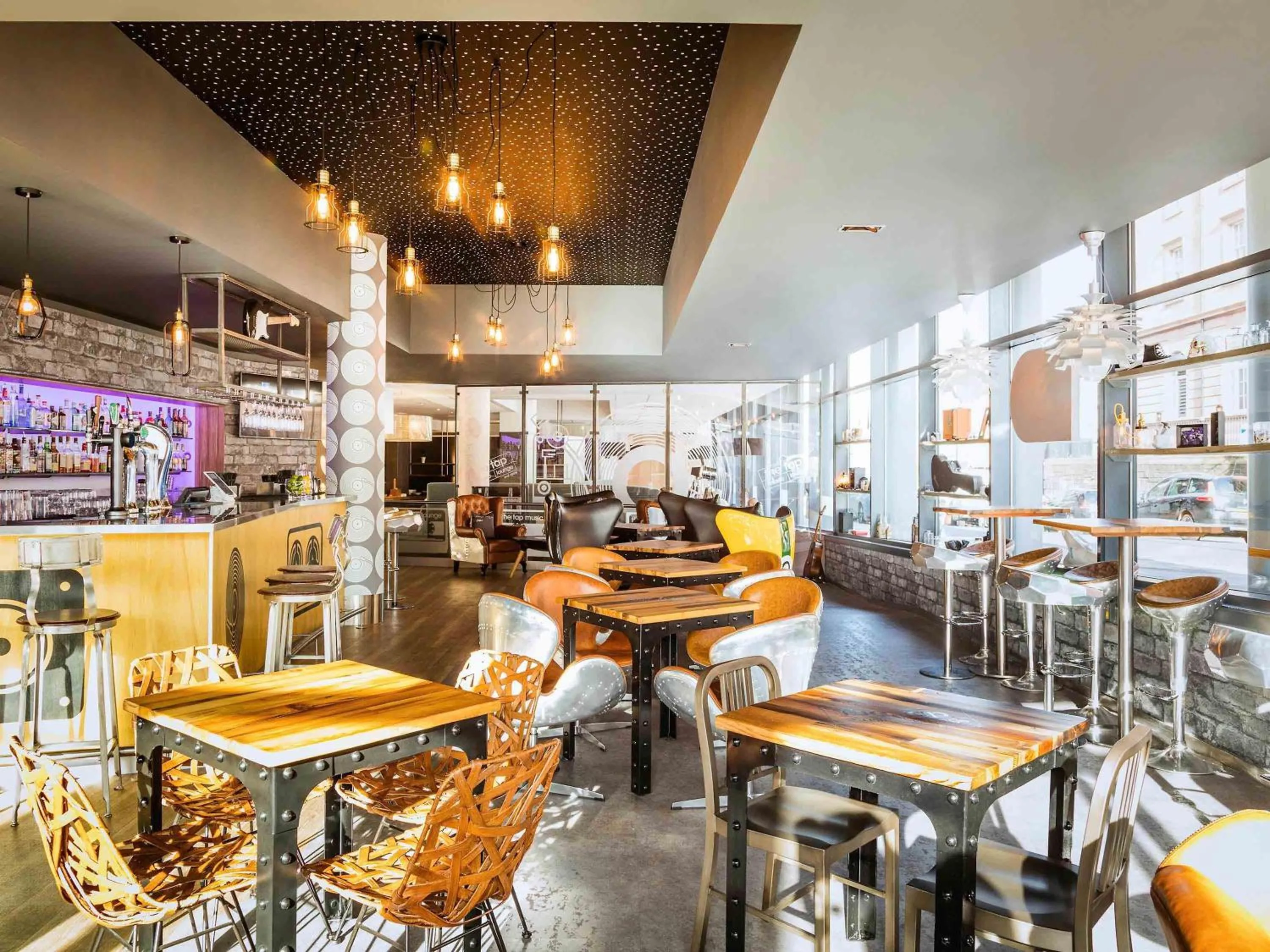 Lounge or bar in Novotel Edinburgh Centre