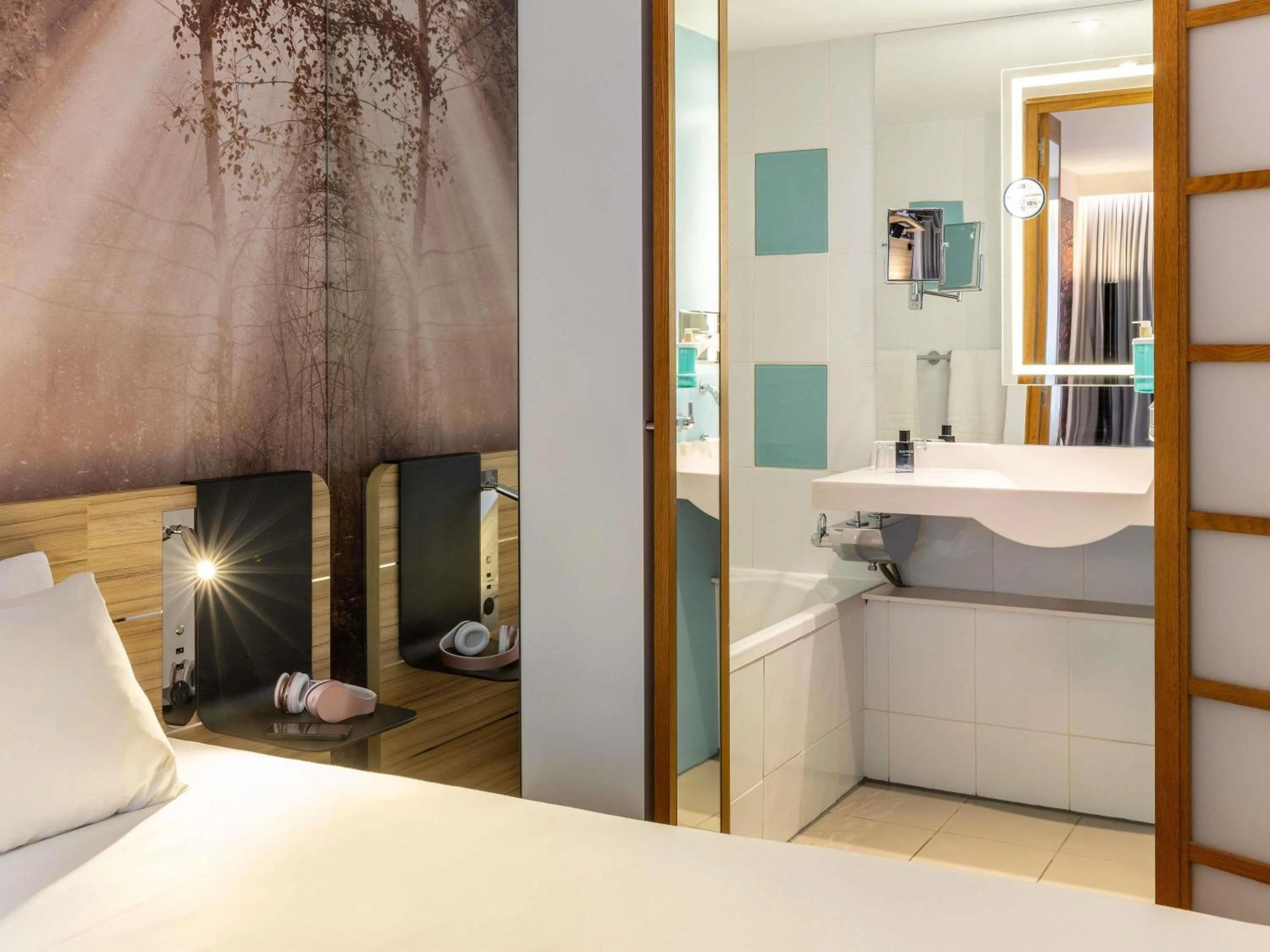 Bedroom, Bed in Novotel Edinburgh Centre