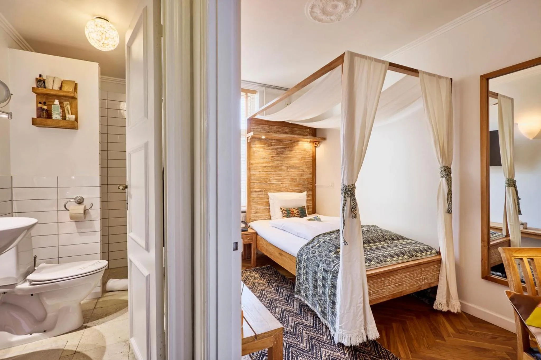 Bedroom, Bed in Axel Guldsmeden