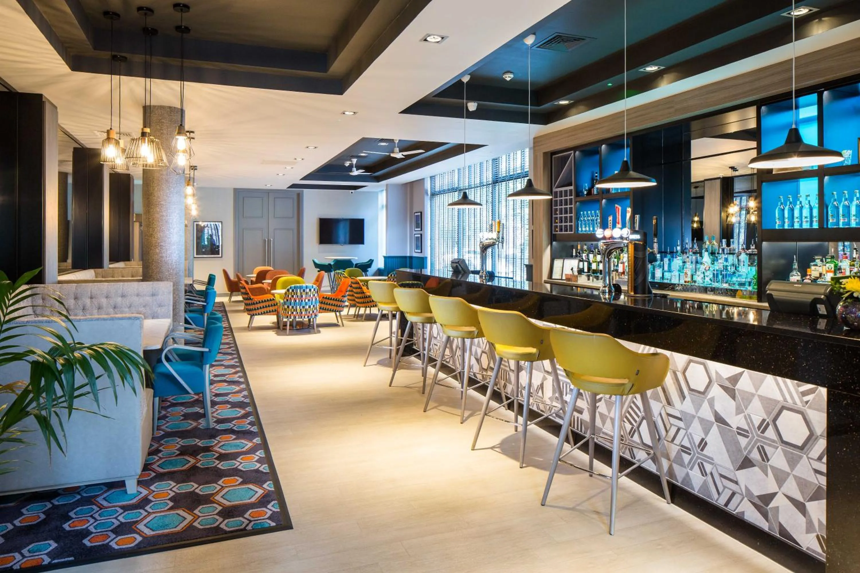 Lounge or bar in Leonardo Hotel Belfast