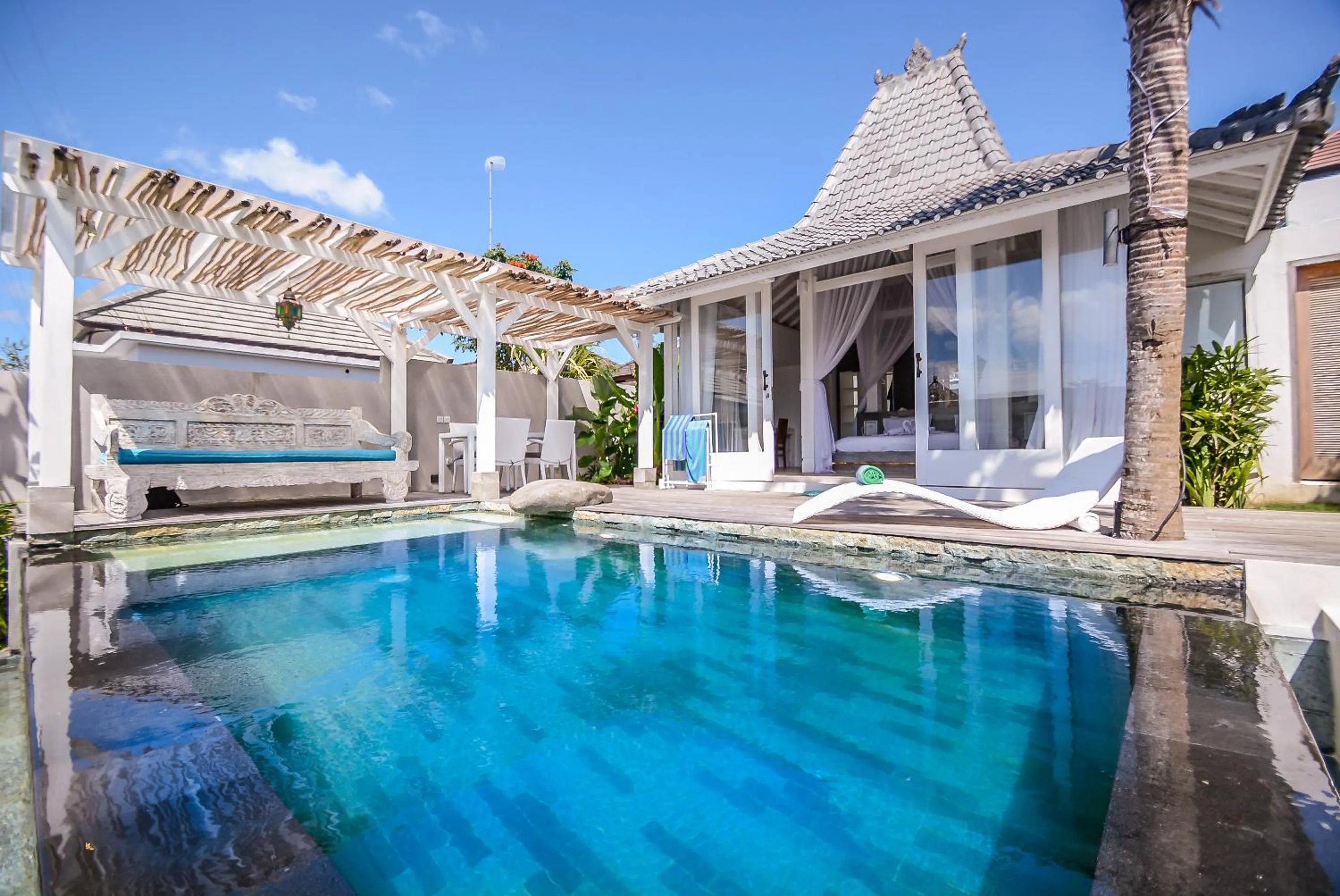 Swimming pool in Mahi Mahi Villa & Suites