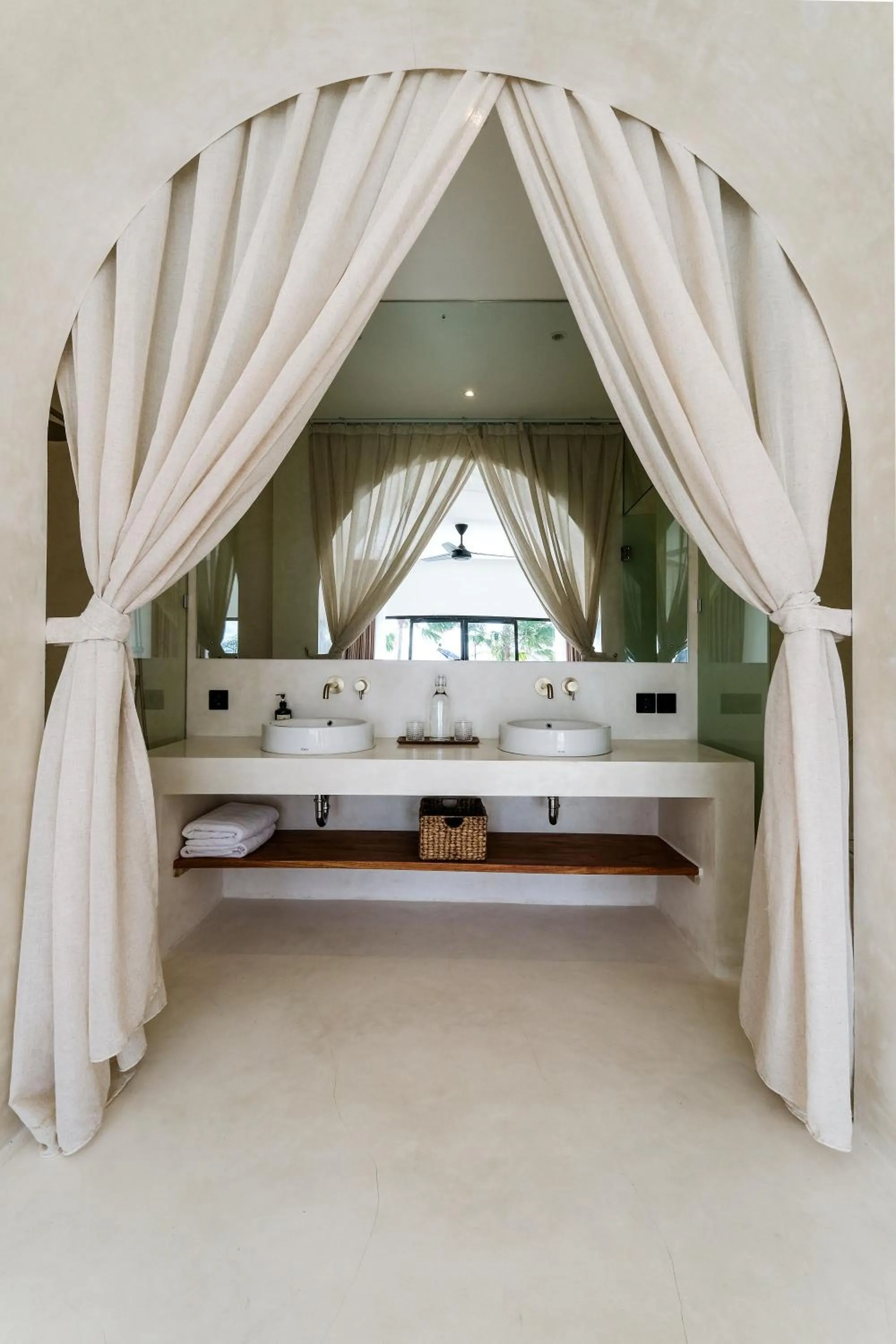 Bathroom, Bed in Mahi Mahi Villa & Suites